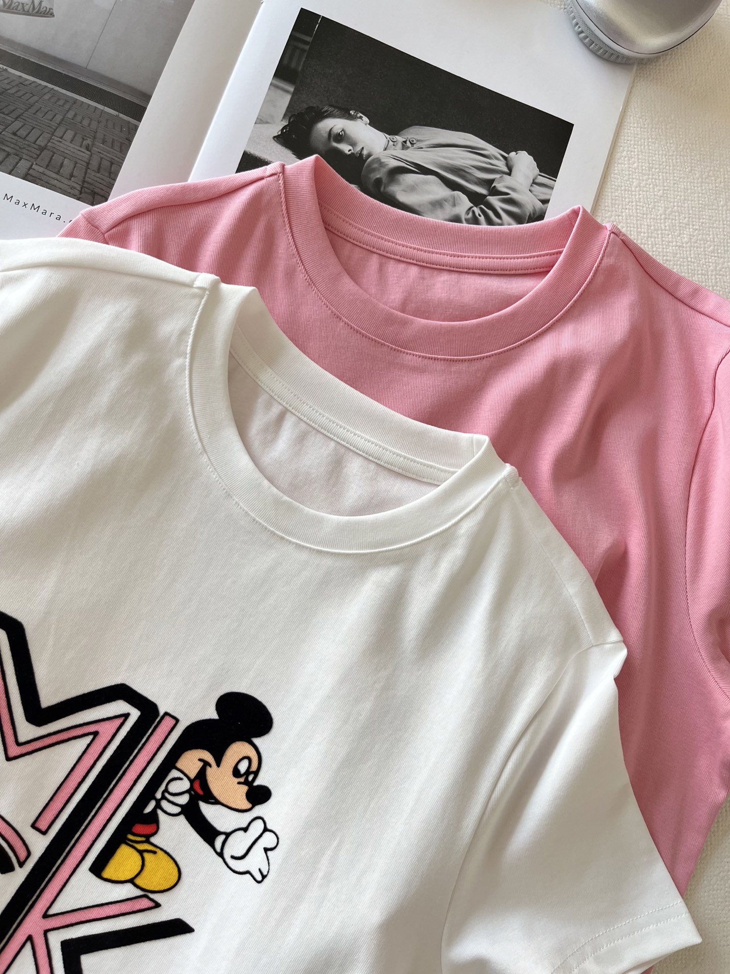 🛒𝐍𝐄𝐖 · 𝟐𝟎𝟐6/爆款现货【春夏上新】 设计师小众｜2026新款撞色米奇印花植绒工艺款弹力T恤高订