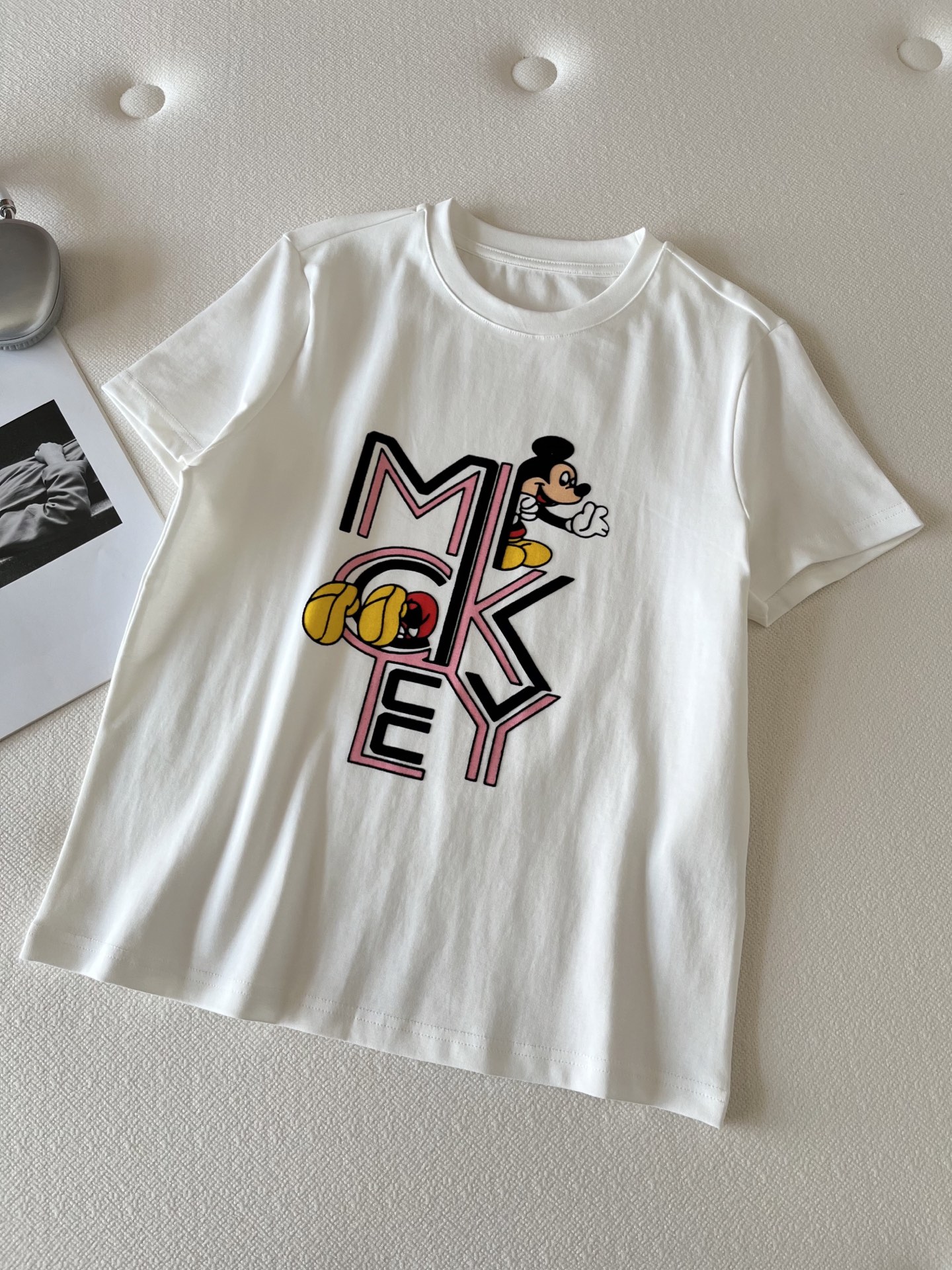 🛒𝐍𝐄𝐖 · 𝟐𝟎𝟐6/爆款现货【春夏上新】 设计师小众｜2026新款撞色米奇印花植绒工艺款弹力T恤高订