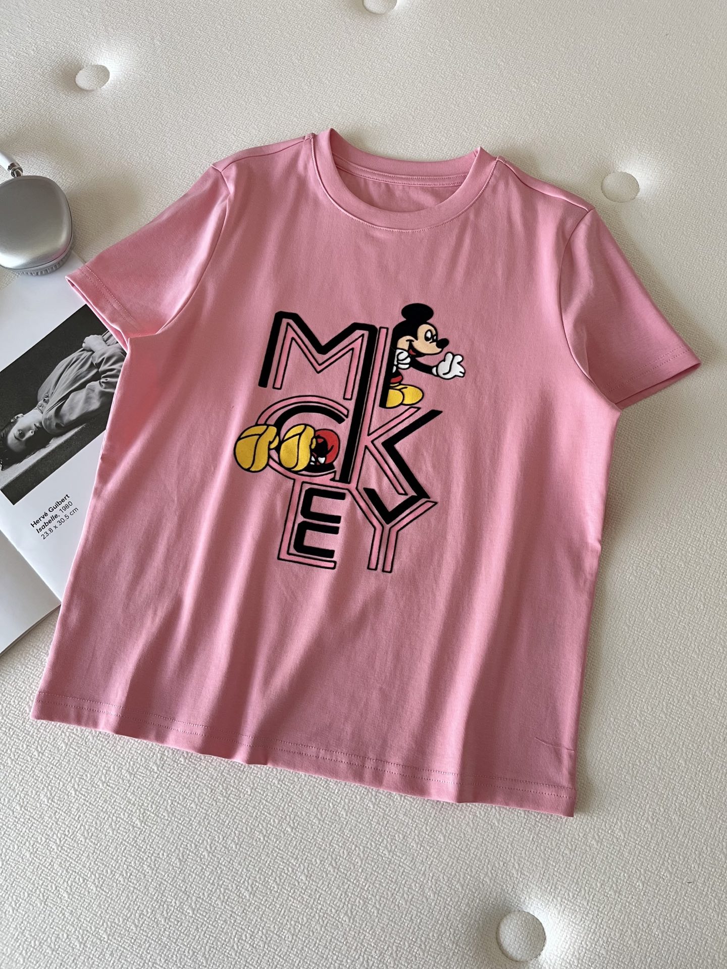 🛒𝐍𝐄𝐖 · 𝟐𝟎𝟐6/爆款现货【春夏上新】 设计师小众｜2026新款撞色米奇印花植绒工艺款弹力T恤高订