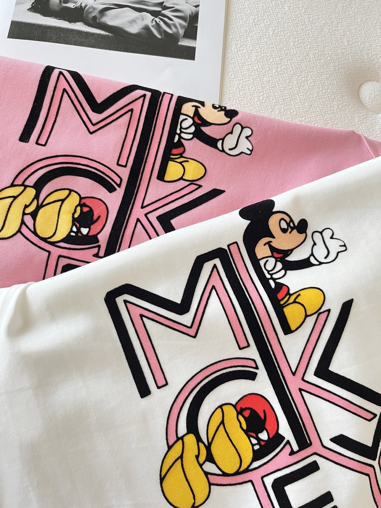 🛒𝐍𝐄𝐖 · 𝟐𝟎𝟐6/爆款现货【春夏上新】 设计师小众｜2026新款撞色米奇印花植绒工艺款弹力T恤高订