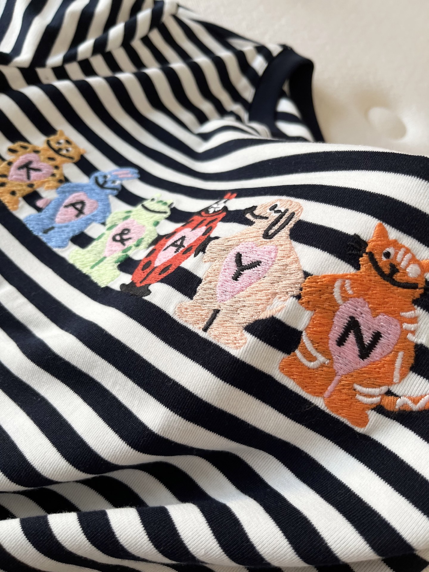 🛒𝐍𝐄𝐖 · 𝟐𝟎𝟐6/爆款现货【春夏上新】 设计师小众｜2026新款立体卡通刺绣工艺款弹力T恤高订面料