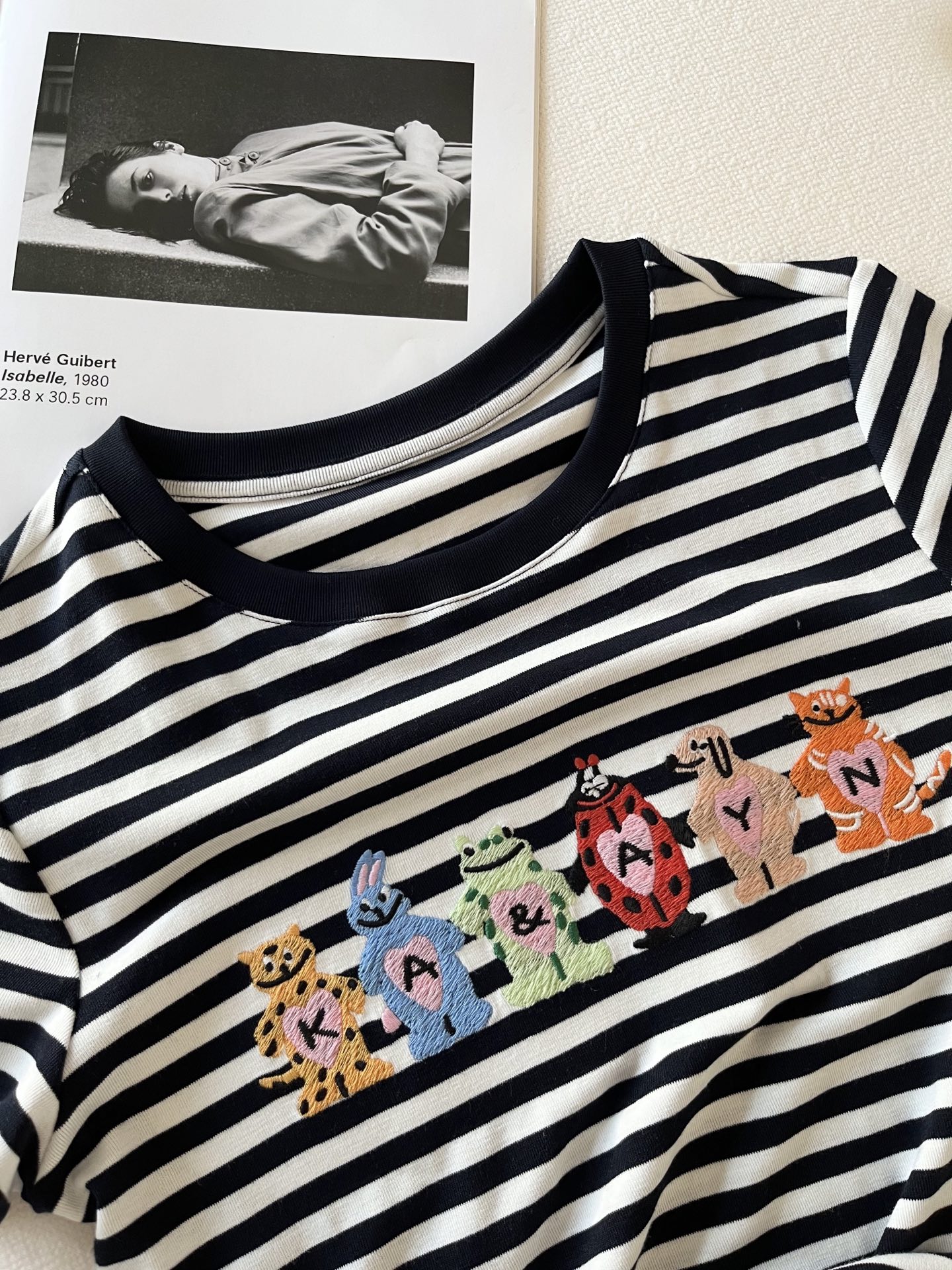 🛒𝐍𝐄𝐖 · 𝟐𝟎𝟐6/爆款现货【春夏上新】 设计师小众｜2026新款立体卡通刺绣工艺款弹力T恤高订面料