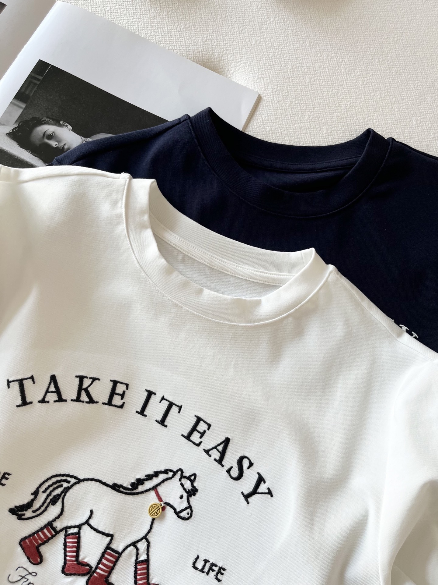 🛒𝐍𝐄𝐖 · 𝟐𝟎𝟐6/爆款现货【春夏上新】 设计师小众｜2026新款撞色立体刺绣工艺款弹力T恤高订面料