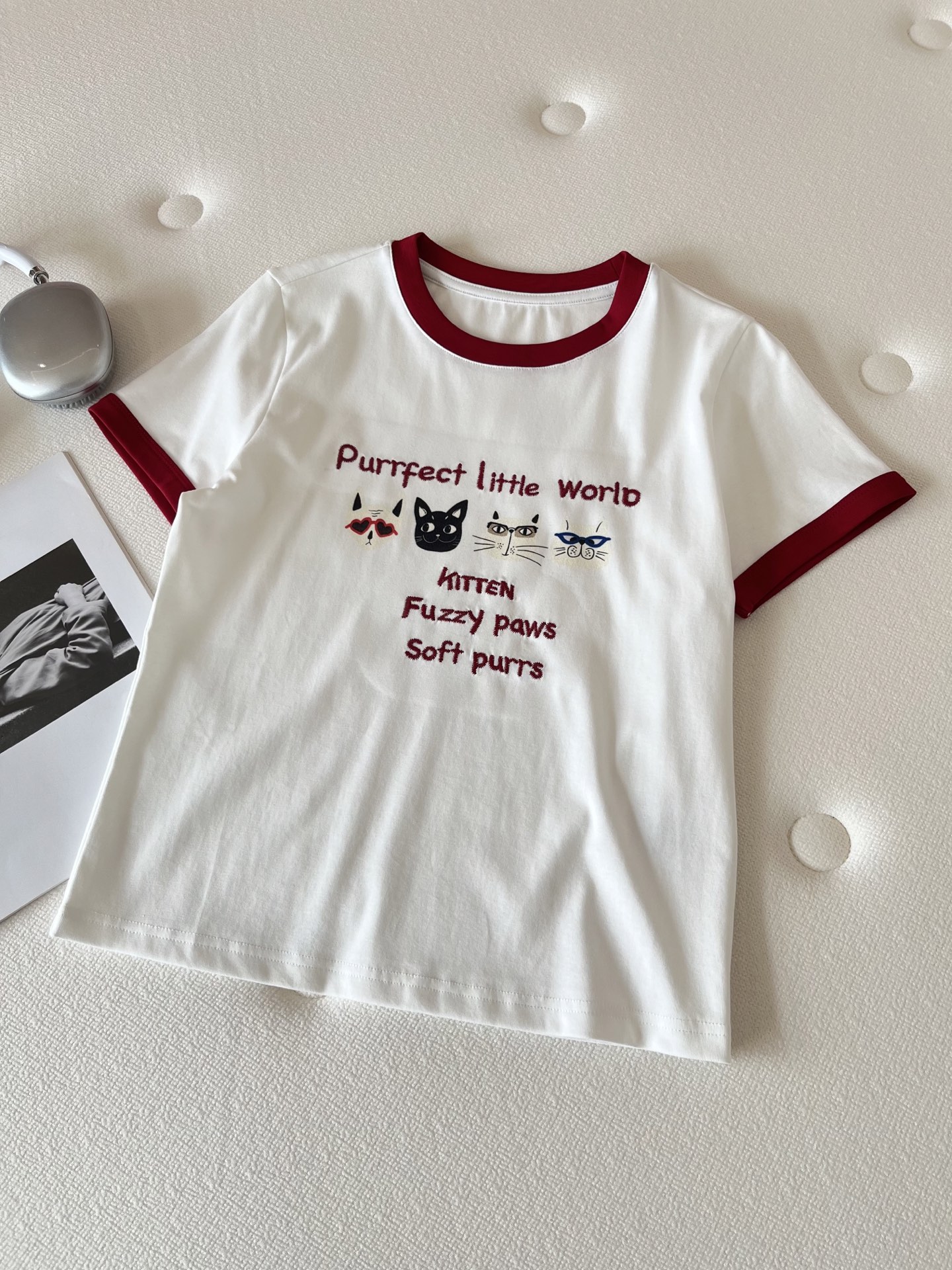 🛒𝐍𝐄𝐖 · 𝟐𝟎𝟐6/爆款现货【春夏上新】 设计师小众｜2026新款撞色猫咪印花刺绣工艺款弹力T恤高订