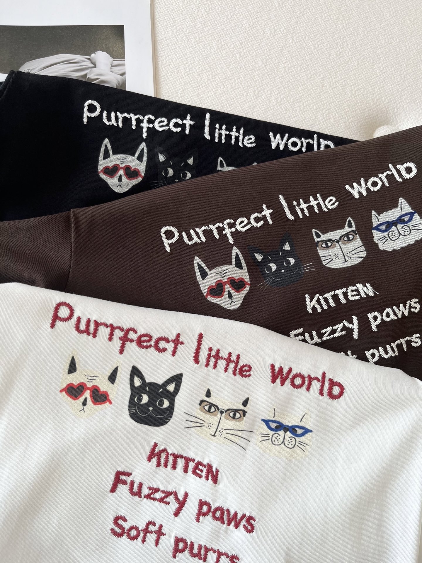 🛒𝐍𝐄𝐖 · 𝟐𝟎𝟐6/爆款现货【春夏上新】 设计师小众｜2026新款撞色猫咪印花刺绣工艺款弹力T恤高订