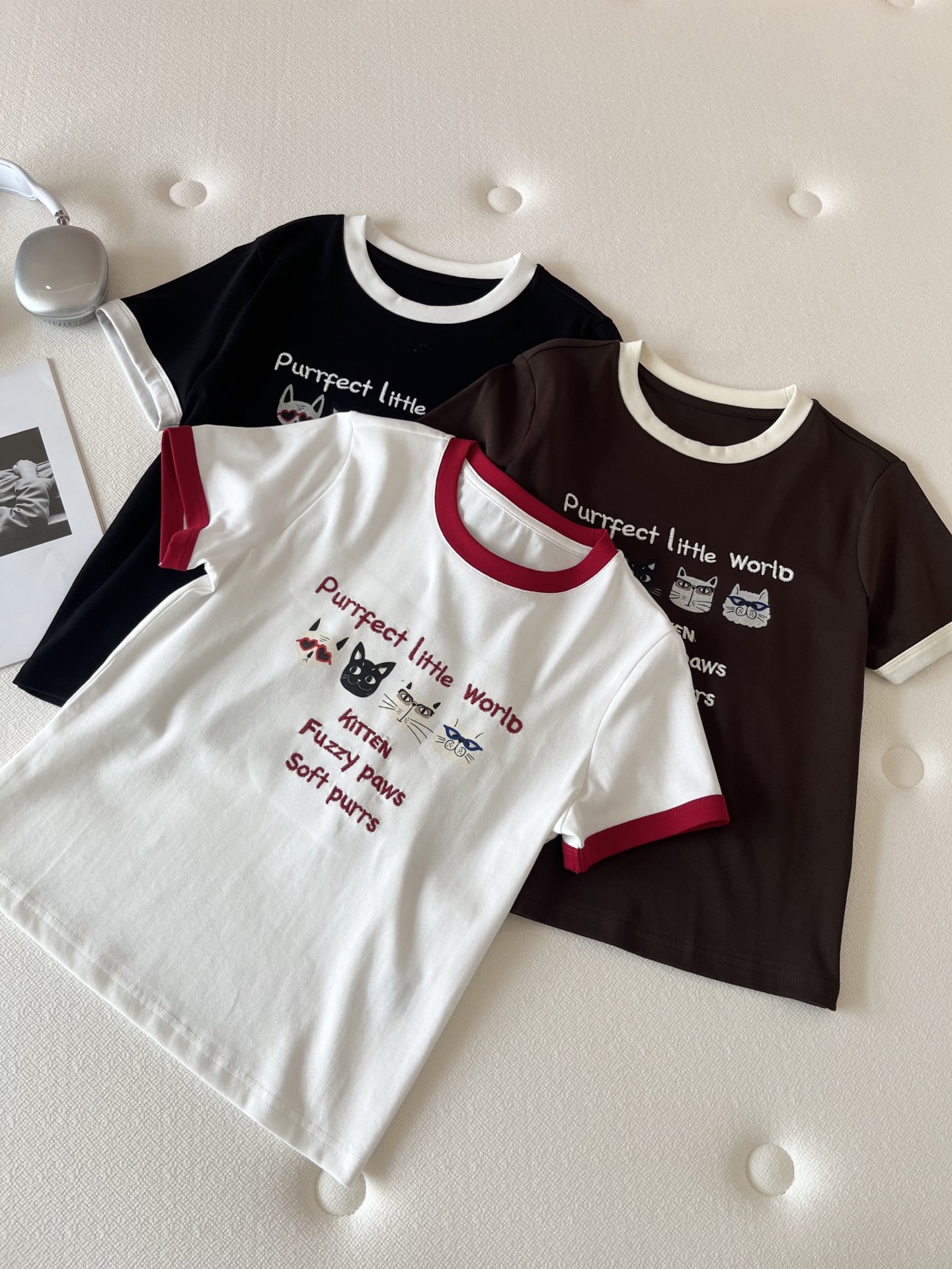 🛒𝐍𝐄𝐖 · 𝟐𝟎𝟐6/爆款现货【春夏上新】 设计师小众｜2026新款撞色猫咪印花刺绣工艺款弹力T恤高订