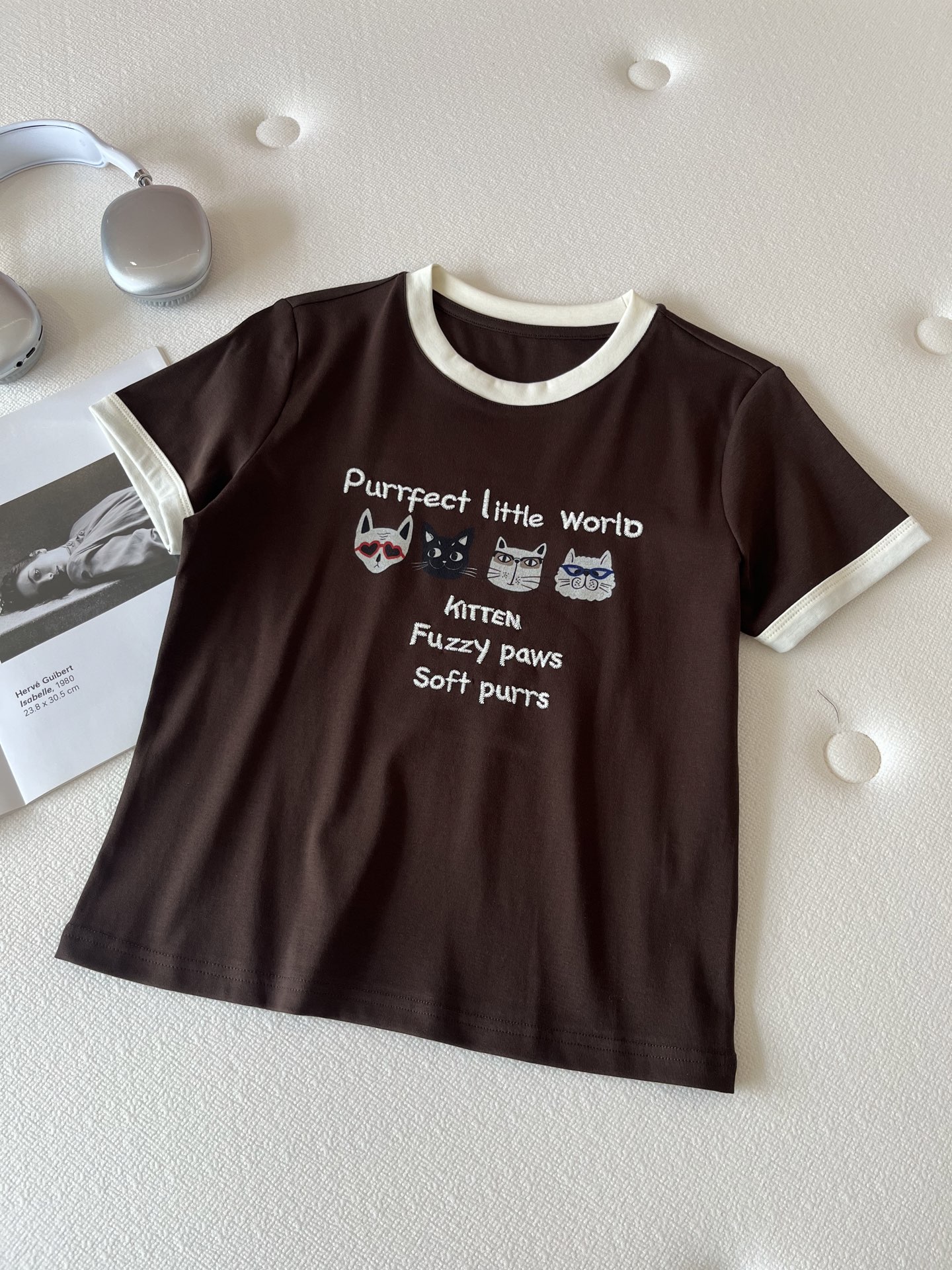 🛒𝐍𝐄𝐖 · 𝟐𝟎𝟐6/爆款现货【春夏上新】 设计师小众｜2026新款撞色猫咪印花刺绣工艺款弹力T恤高订