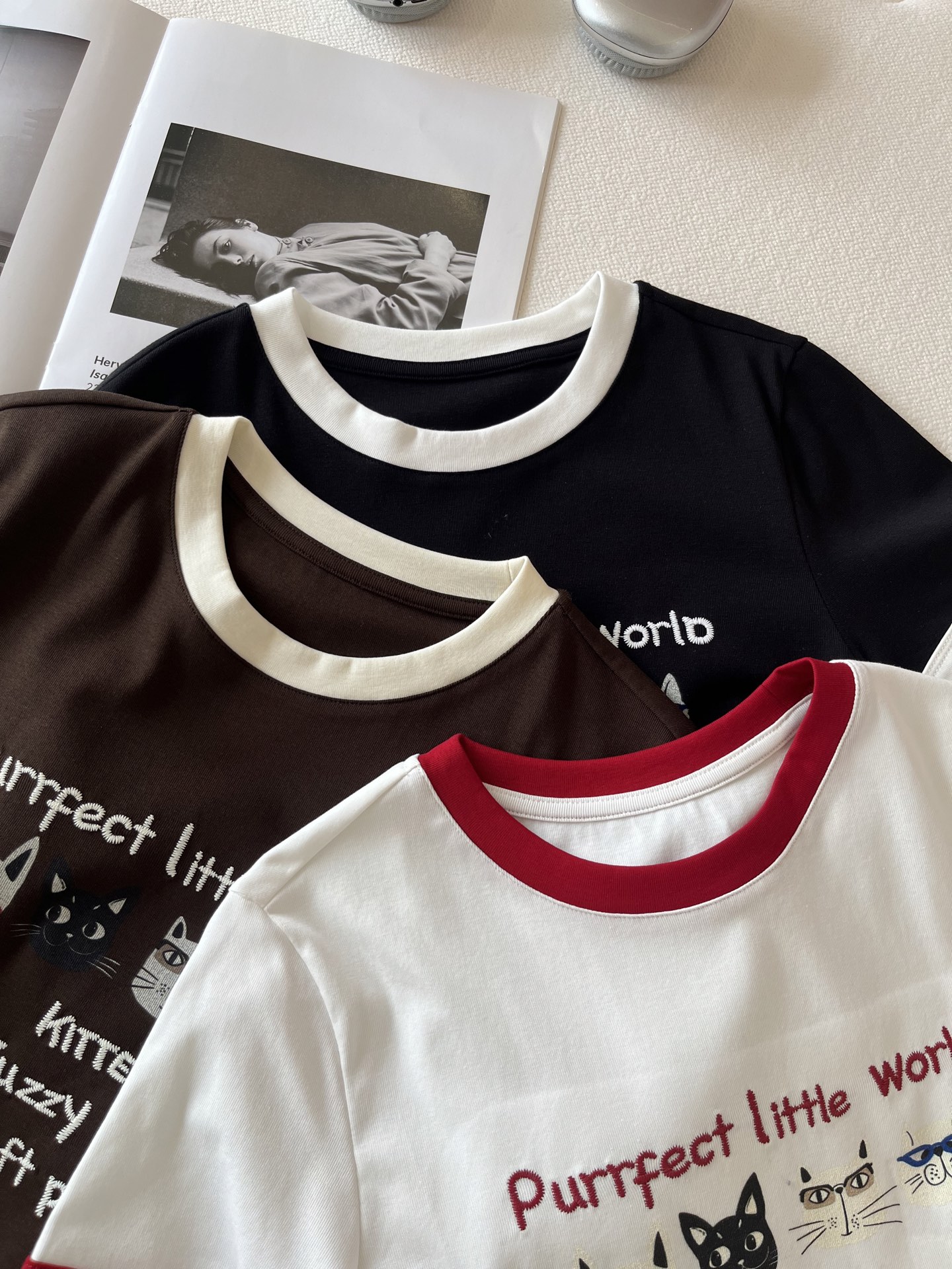 🛒𝐍𝐄𝐖 · 𝟐𝟎𝟐6/爆款现货【春夏上新】 设计师小众｜2026新款撞色猫咪印花刺绣工艺款弹力T恤高订