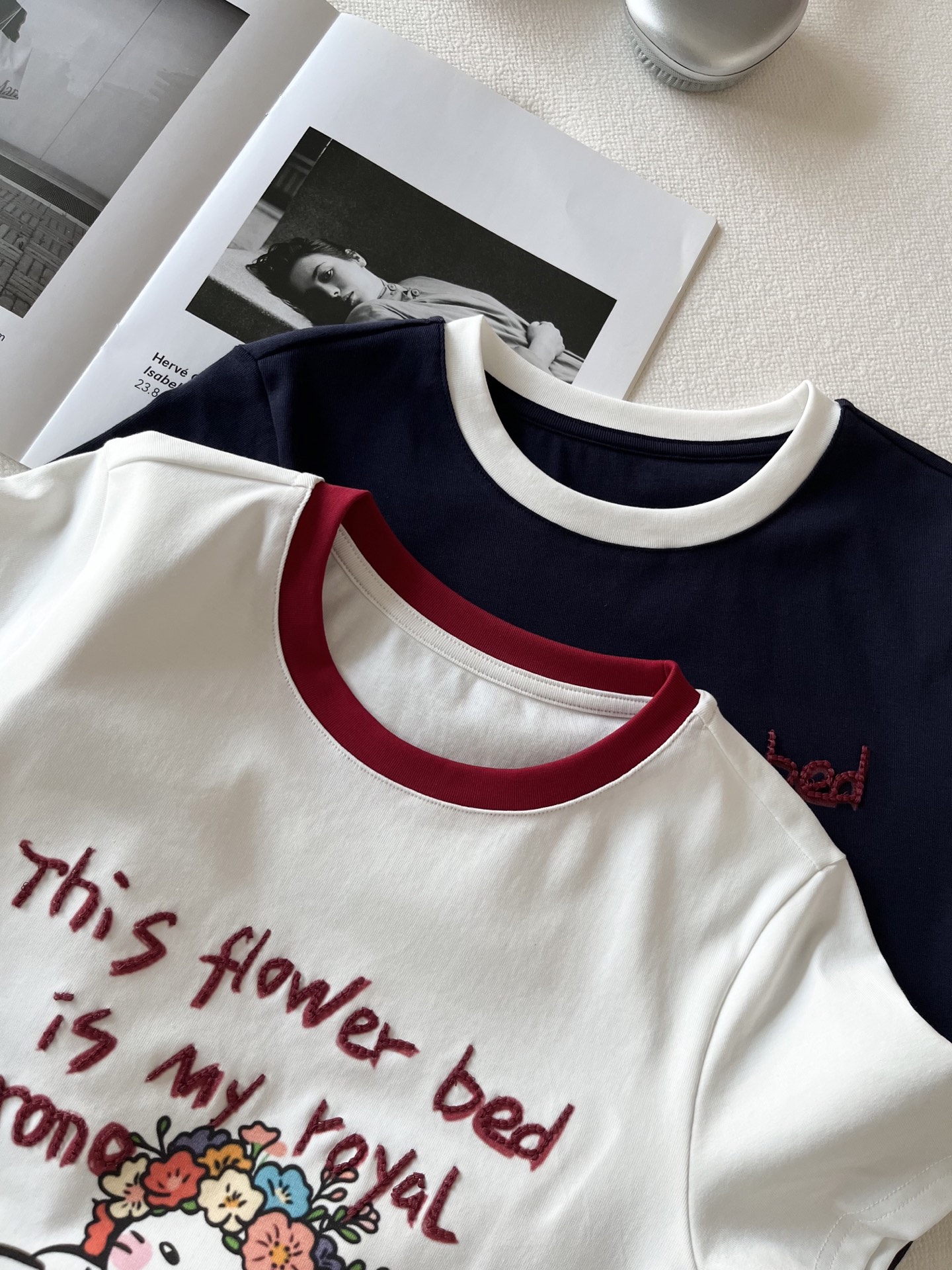 🛒𝐍𝐄𝐖 · 𝟐𝟎𝟐6/爆款现货【春夏上新】 设计师小众｜2026新款撞色猫咪立体刺绣工艺款弹力T恤高订