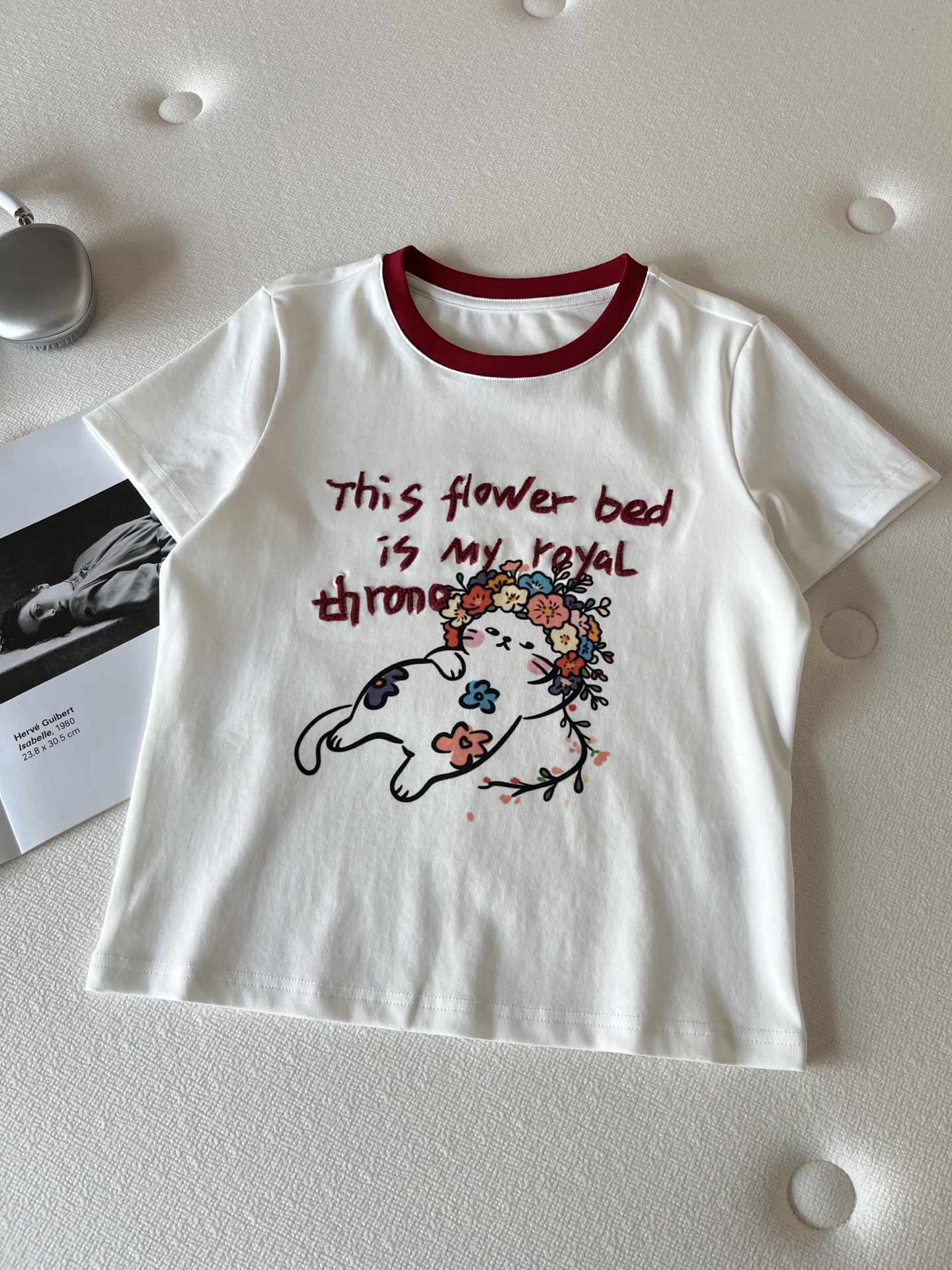 🛒𝐍𝐄𝐖 · 𝟐𝟎𝟐6/爆款现货【春夏上新】 设计师小众｜2026新款撞色猫咪立体刺绣工艺款弹力T恤高订