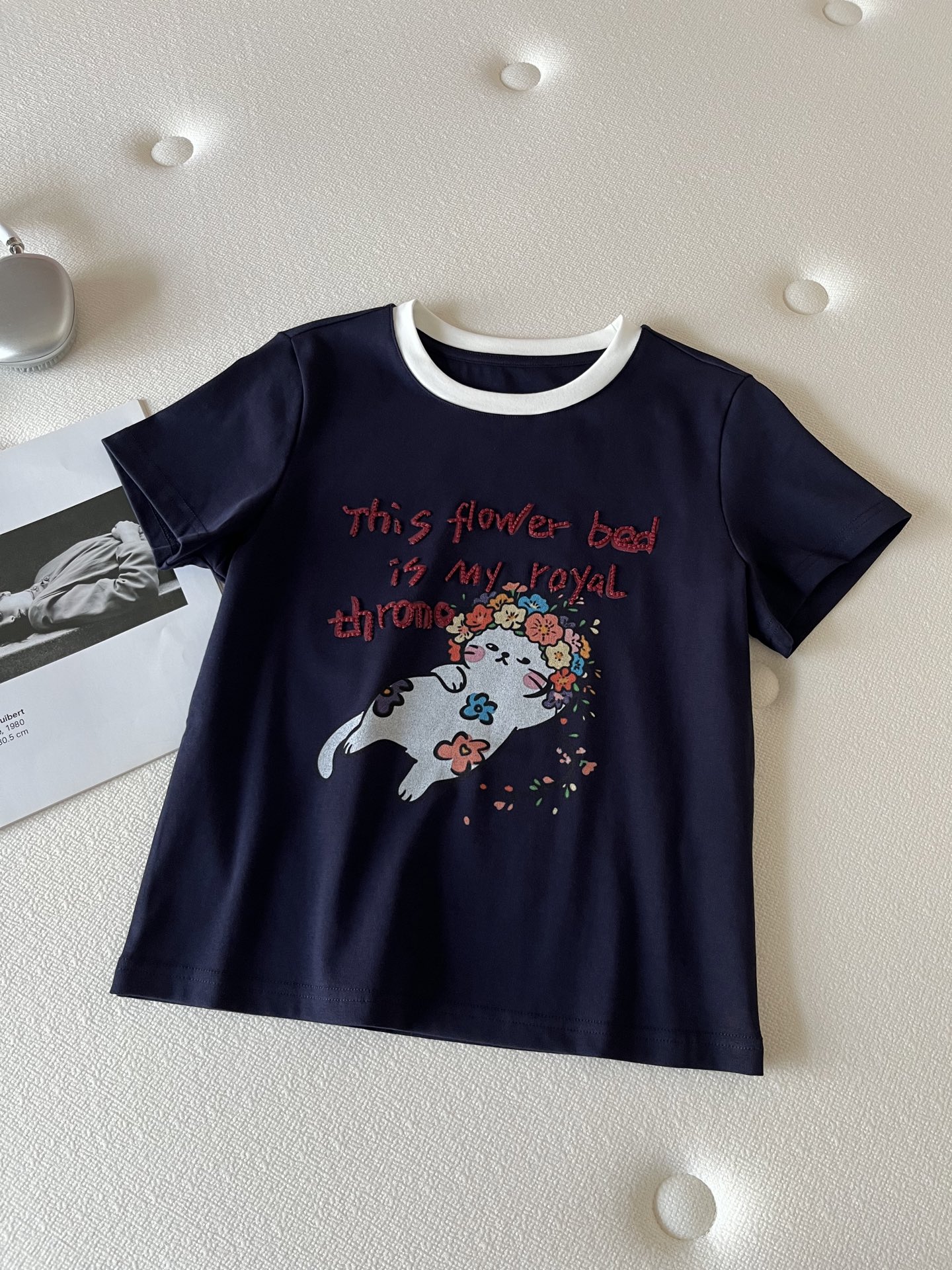 🛒𝐍𝐄𝐖 · 𝟐𝟎𝟐6/爆款现货【春夏上新】 设计师小众｜2026新款撞色猫咪立体刺绣工艺款弹力T恤高订