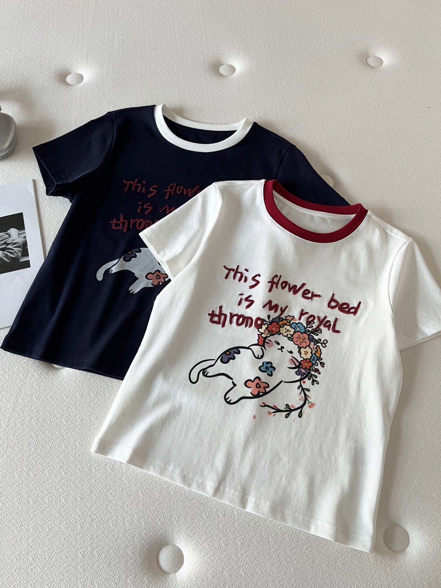 🛒𝐍𝐄𝐖 · 𝟐𝟎𝟐6/爆款现货【春夏上新】 设计师小众｜2026新款撞色猫咪立体刺绣工艺款弹力T恤高订