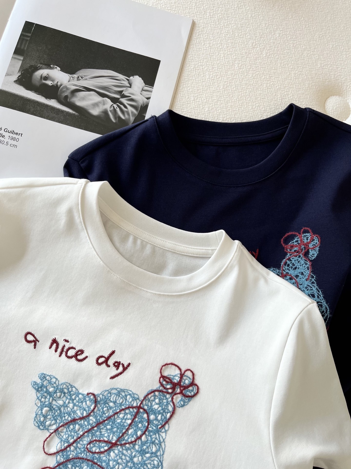 🛒𝐍𝐄𝐖 · 𝟐𝟎𝟐6/爆款现货【春夏上新】 设计师小众｜2026新款撞色工艺刺绣弹力T恤高订面料，百搭