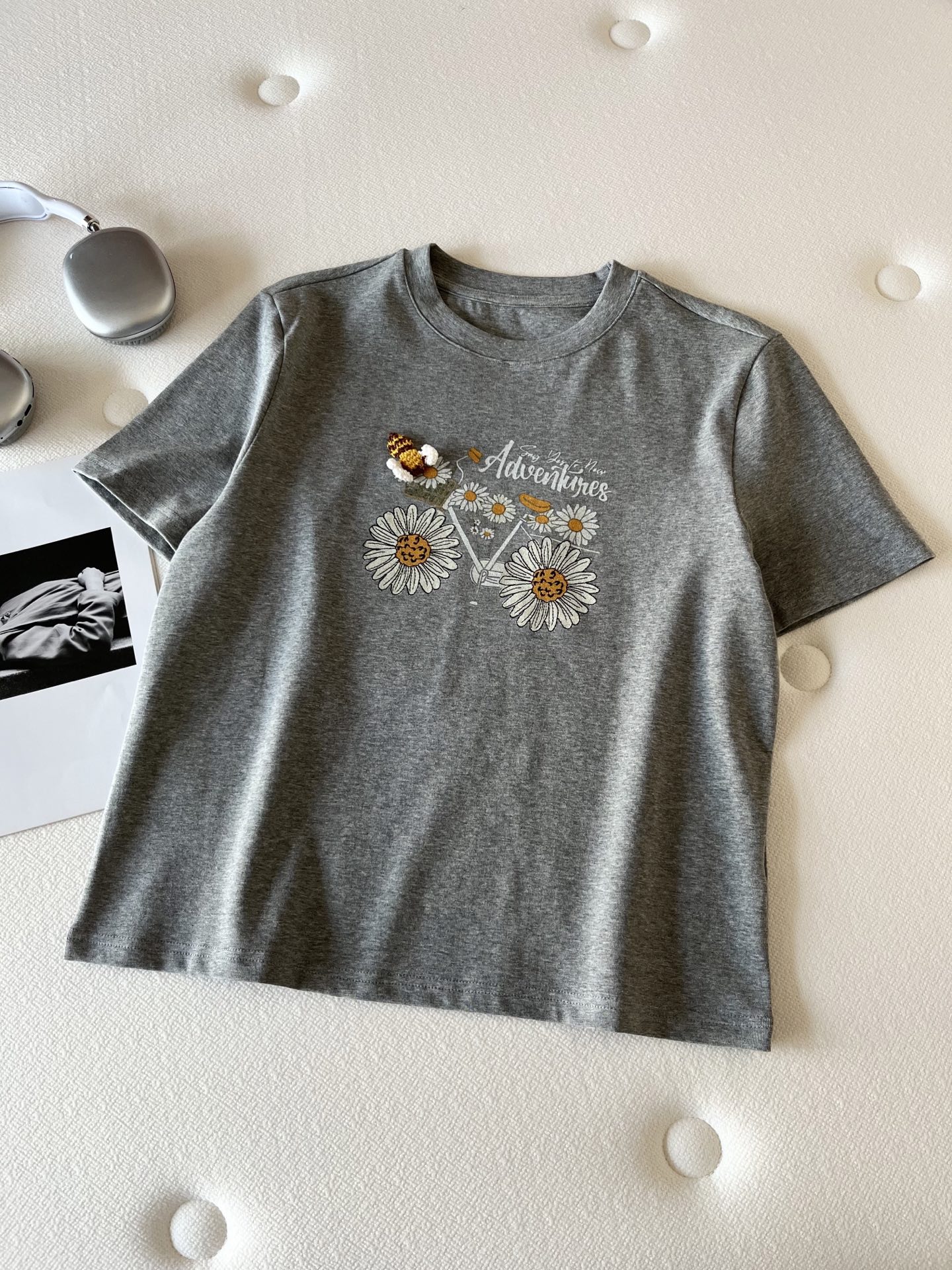 🛒𝐍𝐄𝐖 · 𝟐𝟎𝟐6/爆款现货【春夏上新】 设计师小众｜2026新款立体钩花小蜜蜂弹力T恤高订面料，百