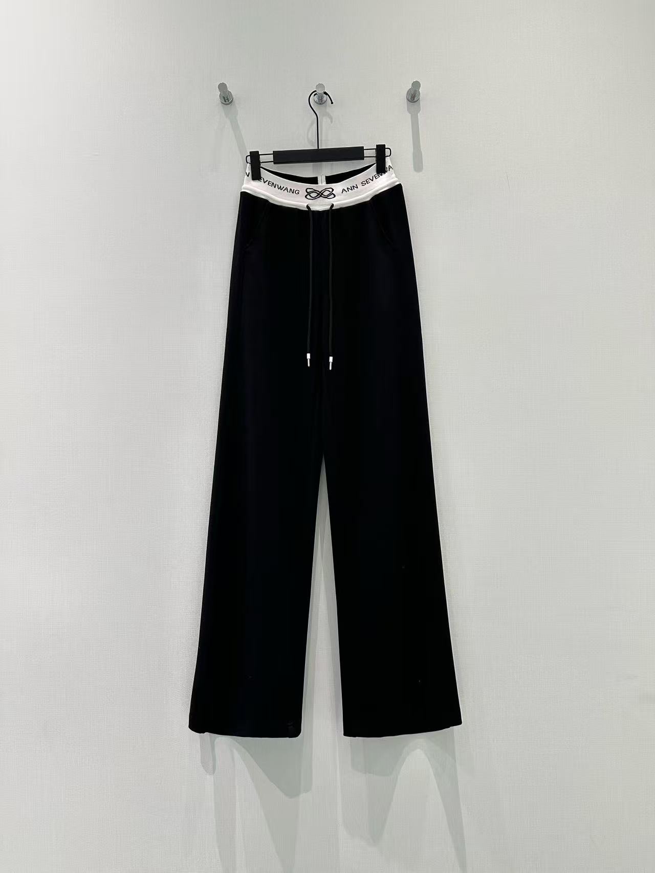 🛒𝐍𝐄𝐖 · 𝟐𝟎𝟐6/爆款现货原创 设计师｜女神同款抽绳休闲裤这款裤子选用优质面料，工艺设计，清新的色