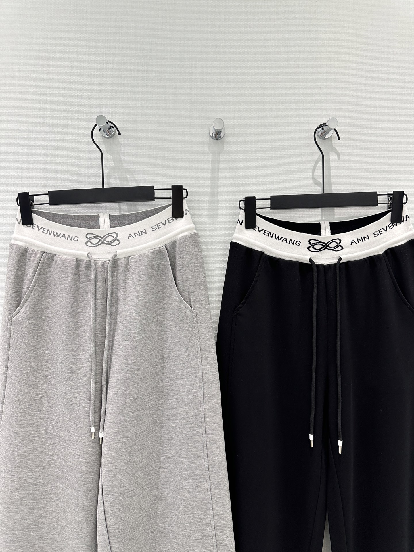 🛒𝐍𝐄𝐖 · 𝟐𝟎𝟐6/爆款现货原创 设计师｜女神同款抽绳休闲裤这款裤子选用优质面料，工艺设计，清新的色