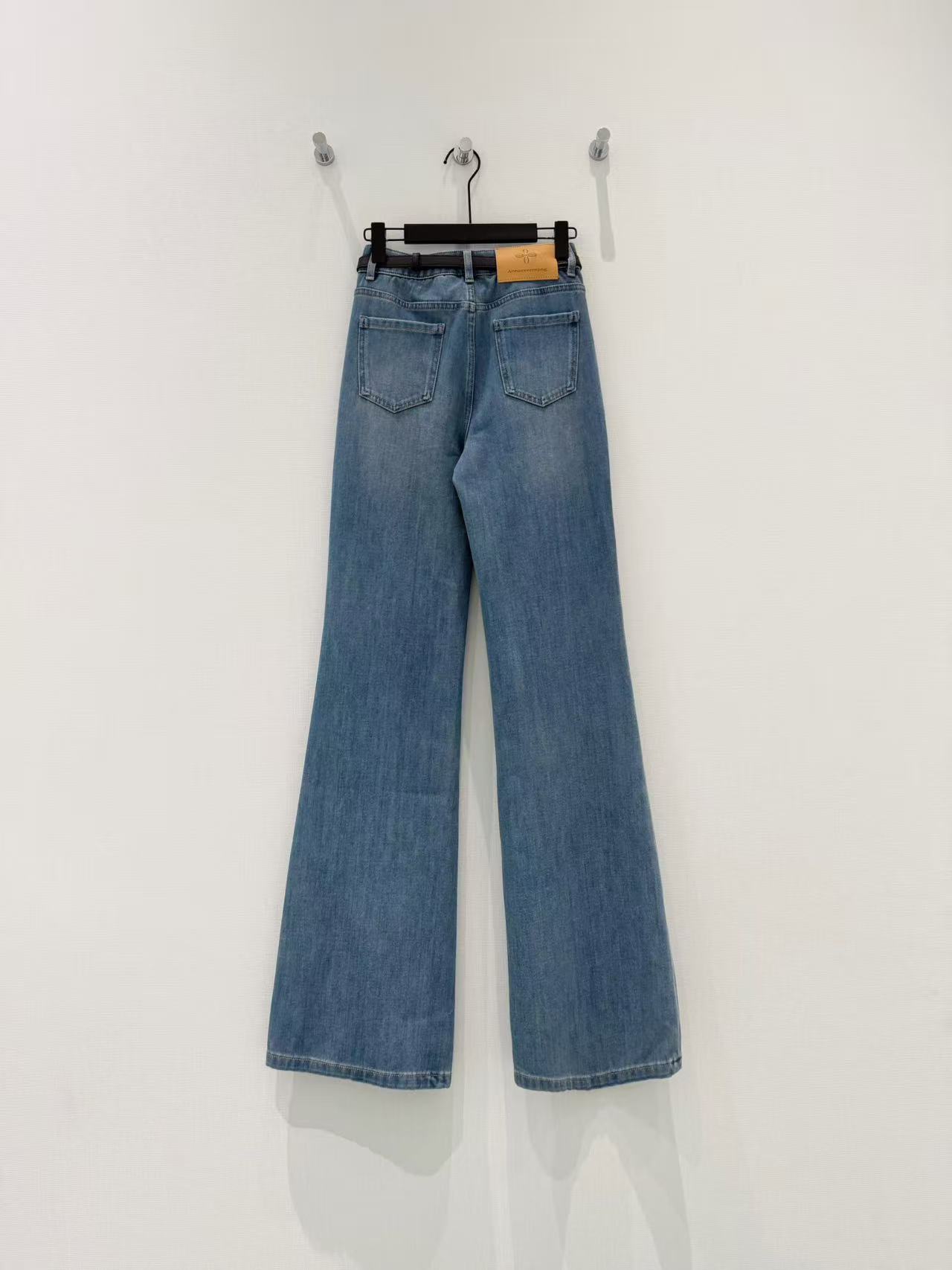 🛒𝐍𝐄𝐖 · 𝟐𝟎𝟐6/爆款现货设计师 原创｜细腰带微喇牛仔裤采用高端定制面料，牛仔穿起来非常舒适，常规