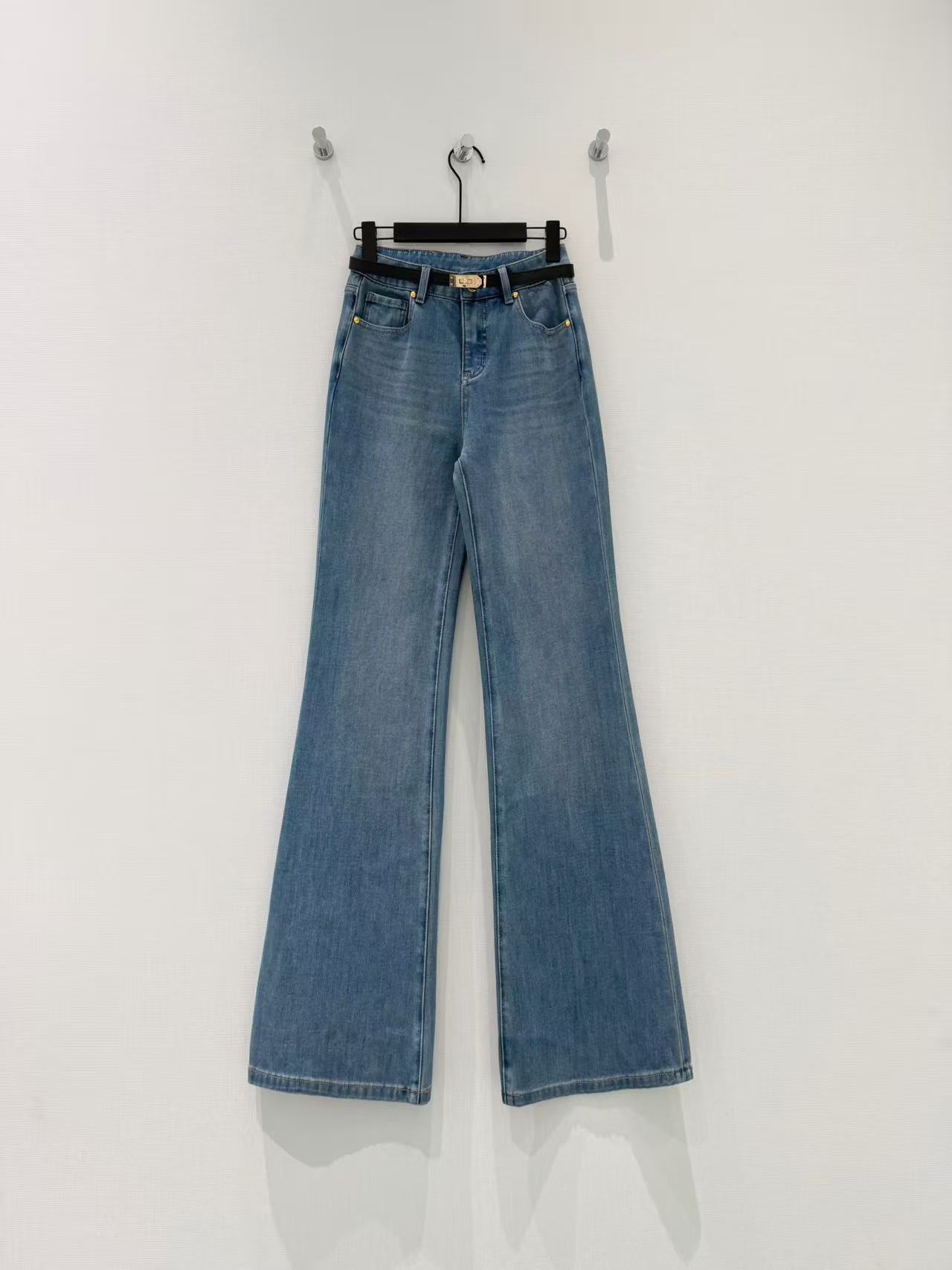 🛒𝐍𝐄𝐖 · 𝟐𝟎𝟐6/爆款现货设计师 原创｜细腰带微喇牛仔裤采用高端定制面料，牛仔穿起来非常舒适，常规