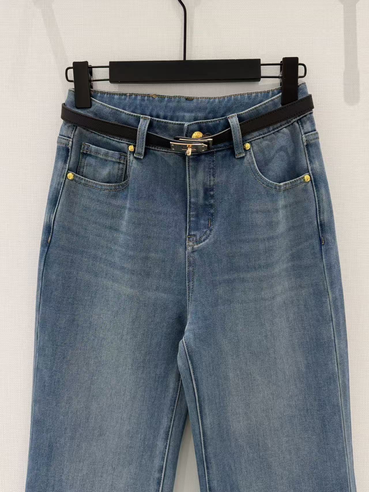 🛒𝐍𝐄𝐖 · 𝟐𝟎𝟐6/爆款现货设计师 原创｜细腰带微喇牛仔裤采用高端定制面料，牛仔穿起来非常舒适，常规