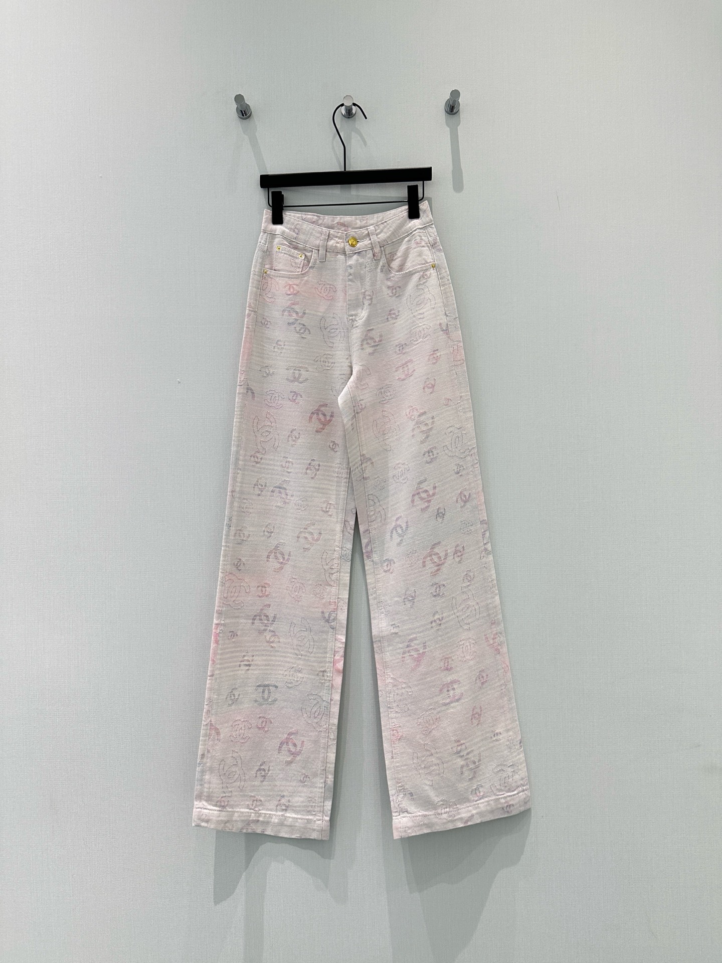 🛒𝐍𝐄𝐖 · 𝟐𝟎𝟐6/爆款现货【早春新款】原创｜定制双C提花牛仔裤采用高端定制面料，牛仔穿起来非常舒适