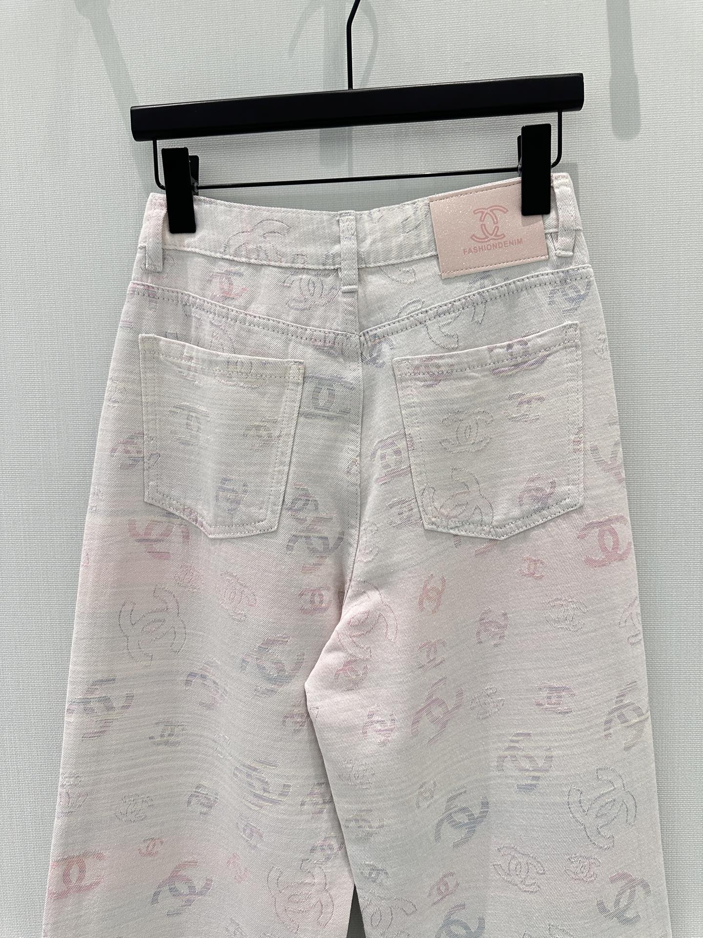 🛒𝐍𝐄𝐖 · 𝟐𝟎𝟐6/爆款现货【早春新款】原创｜定制双C提花牛仔裤采用高端定制面料，牛仔穿起来非常舒适