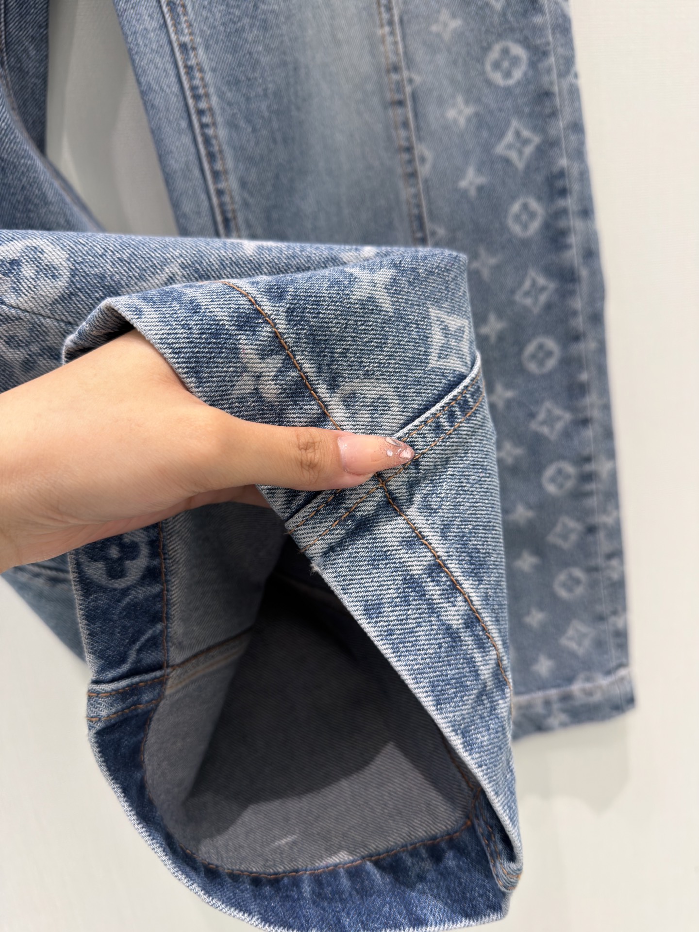 🛒𝐍𝐄𝐖 · 𝟐𝟎𝟐6/爆款现货原创 设计师｜老花双口袋直筒牛仔裤采用高端定制面料，牛仔穿起来非常舒适，