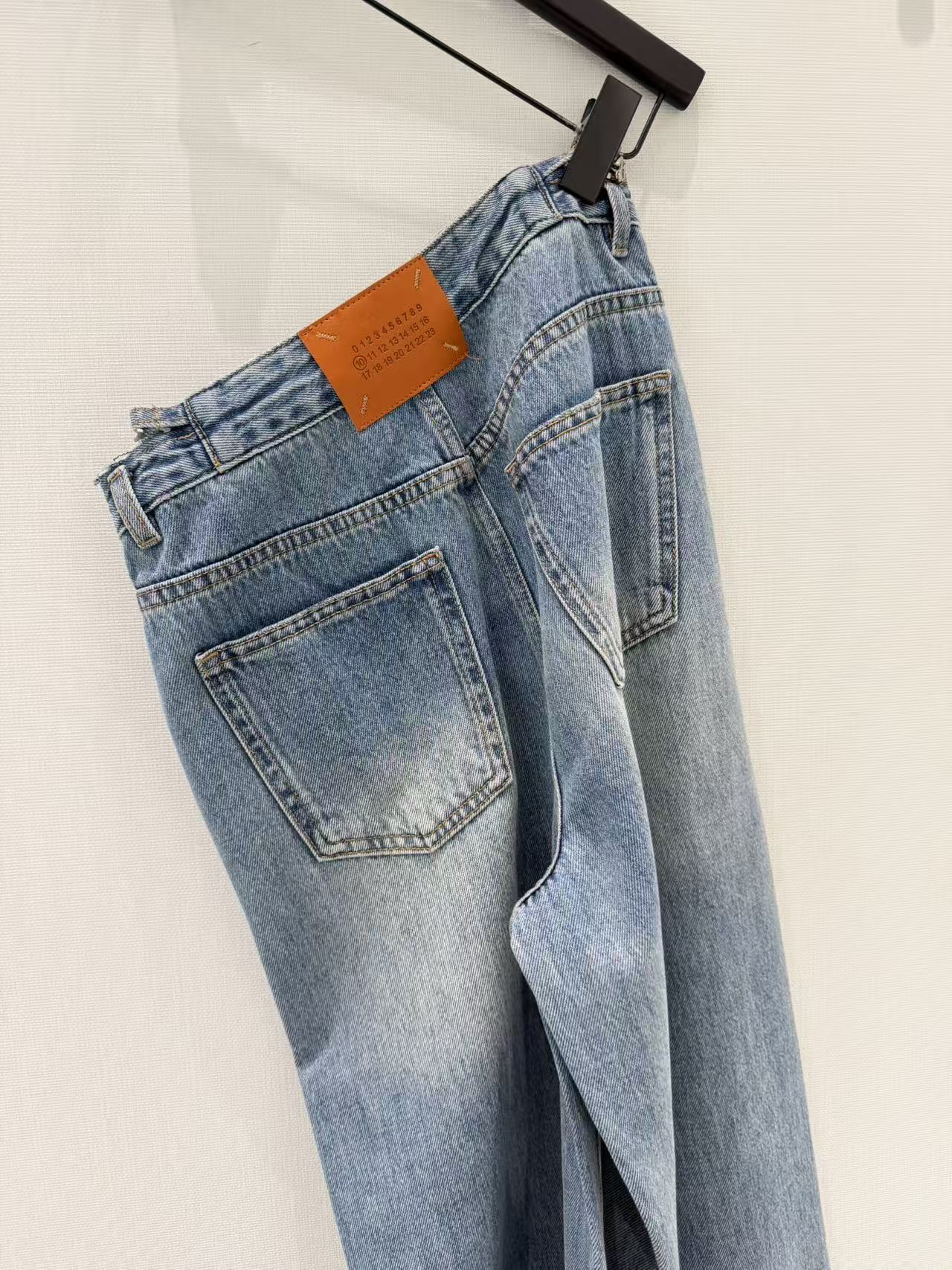 🛒𝐍𝐄𝐖 · 𝟐𝟎𝟐6/爆款现货【原单品质】MM6｜侧边链条⛓️插袋直筒牛仔裤采用高端定制面料，牛仔穿起