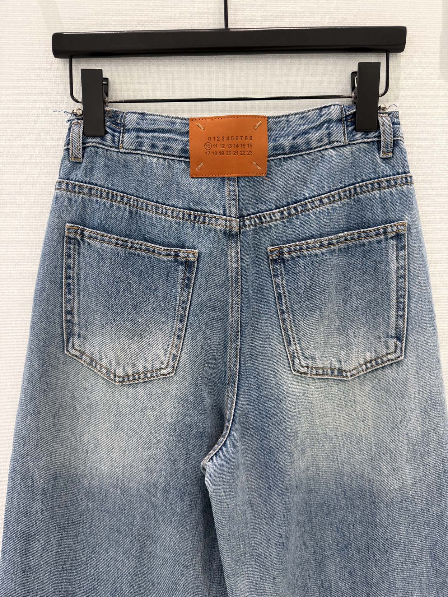 🛒𝐍𝐄𝐖 · 𝟐𝟎𝟐6/爆款现货【原单品质】MM6｜侧边链条⛓️插袋直筒牛仔裤采用高端定制面料，牛仔穿起