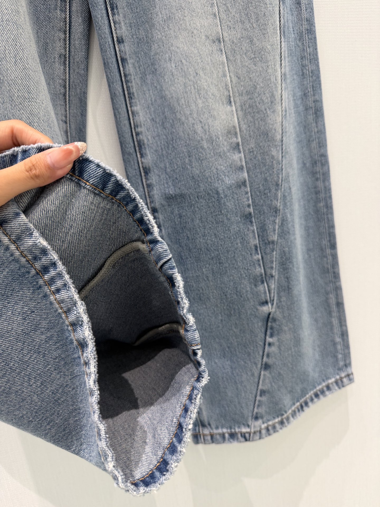 🛒𝐍𝐄𝐖 · 𝟐𝟎𝟐6/爆款现货【原单品质】MM6｜侧边链条⛓️插袋直筒牛仔裤采用高端定制面料，牛仔穿起