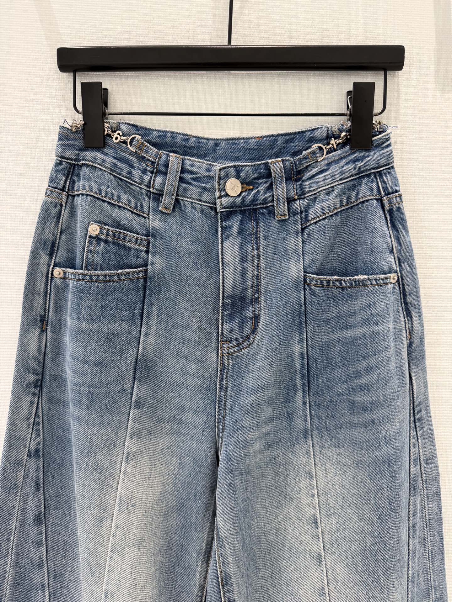 🛒𝐍𝐄𝐖 · 𝟐𝟎𝟐6/爆款现货【原单品质】MM6｜侧边链条⛓️插袋直筒牛仔裤采用高端定制面料，牛仔穿起