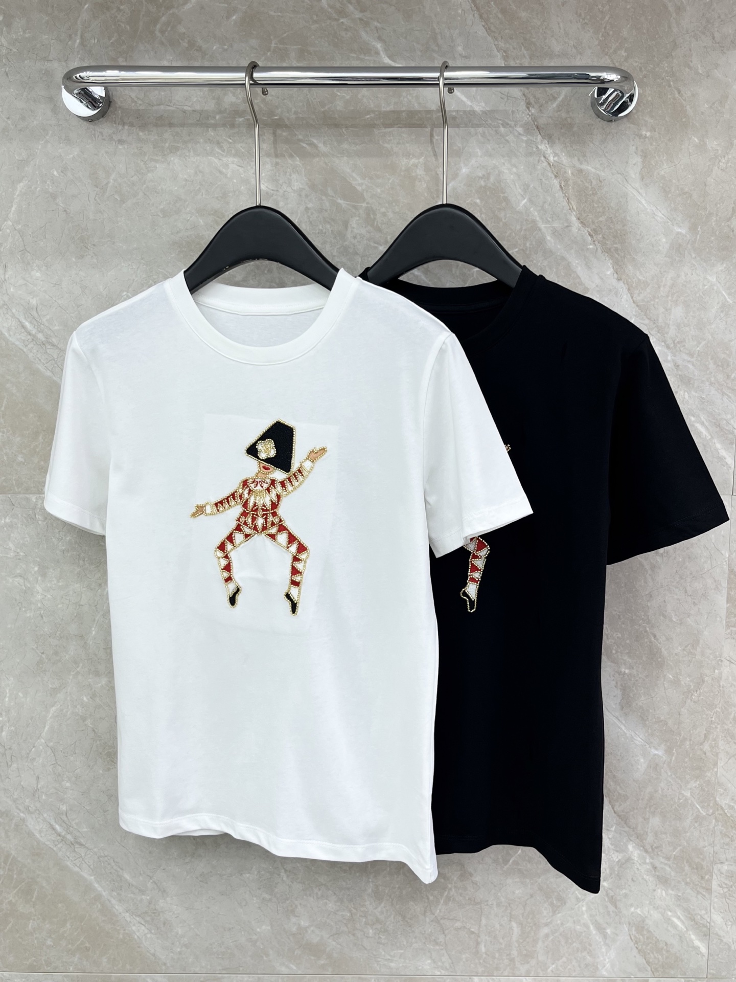 🛒𝐍𝐄𝐖 · 𝟐𝟎𝟐6/爆款现货原单品质 小众｜2026新品圆领手工订珠𝑇𝑒𝑒定制YB材质 透气舒适 质