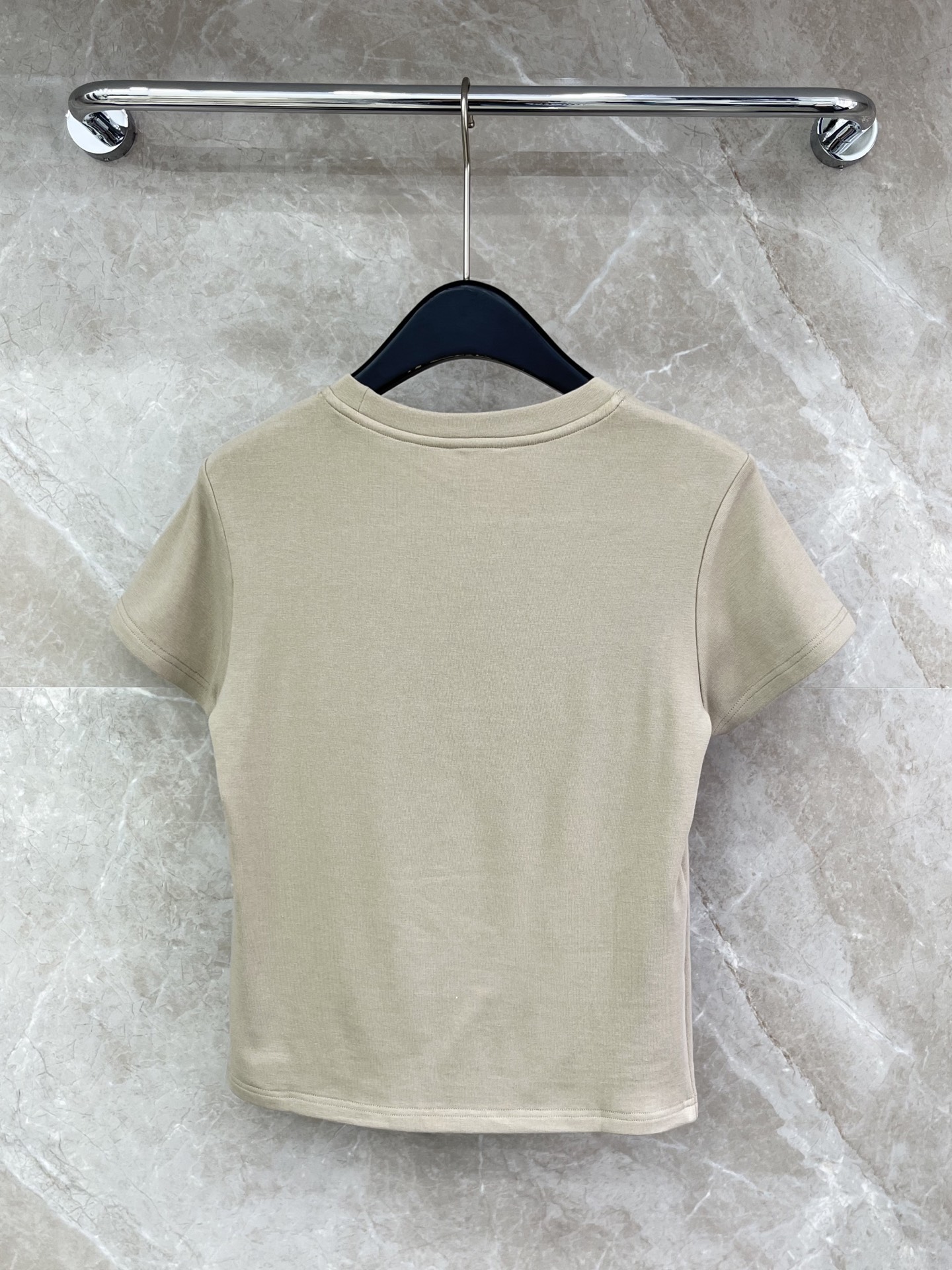 🛒𝐍𝐄𝐖 · 𝟐𝟎𝟐6/爆款现货【春夏上新】 设计师小众｜2026新款3D印花手工订珠工艺款弹力T恤高订