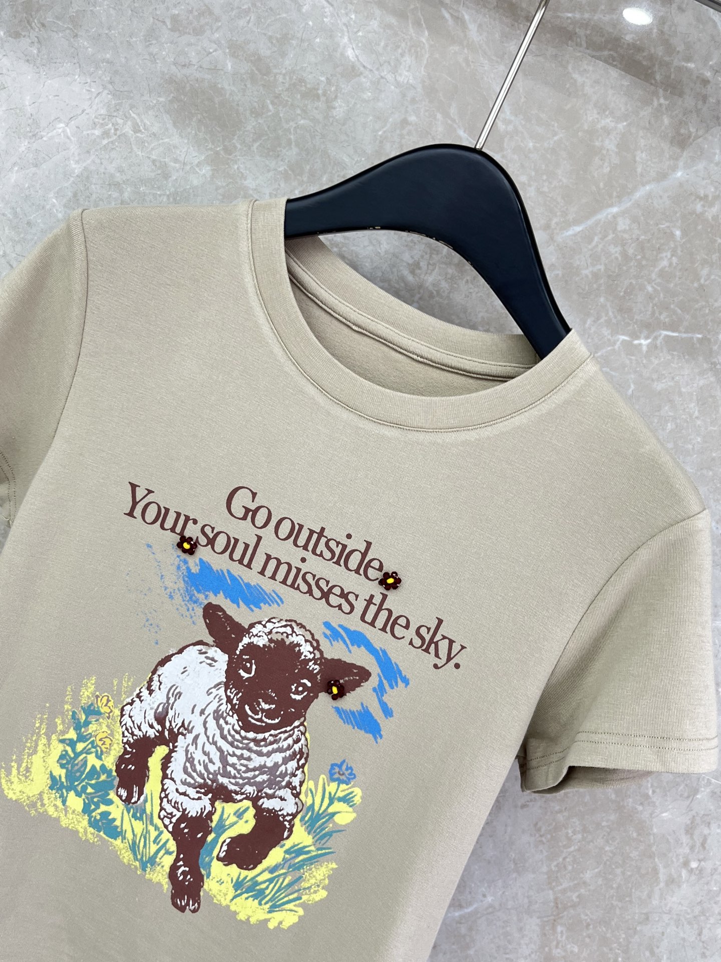 🛒𝐍𝐄𝐖 · 𝟐𝟎𝟐6/爆款现货【春夏上新】 设计师小众｜2026新款3D印花手工订珠工艺款弹力T恤高订