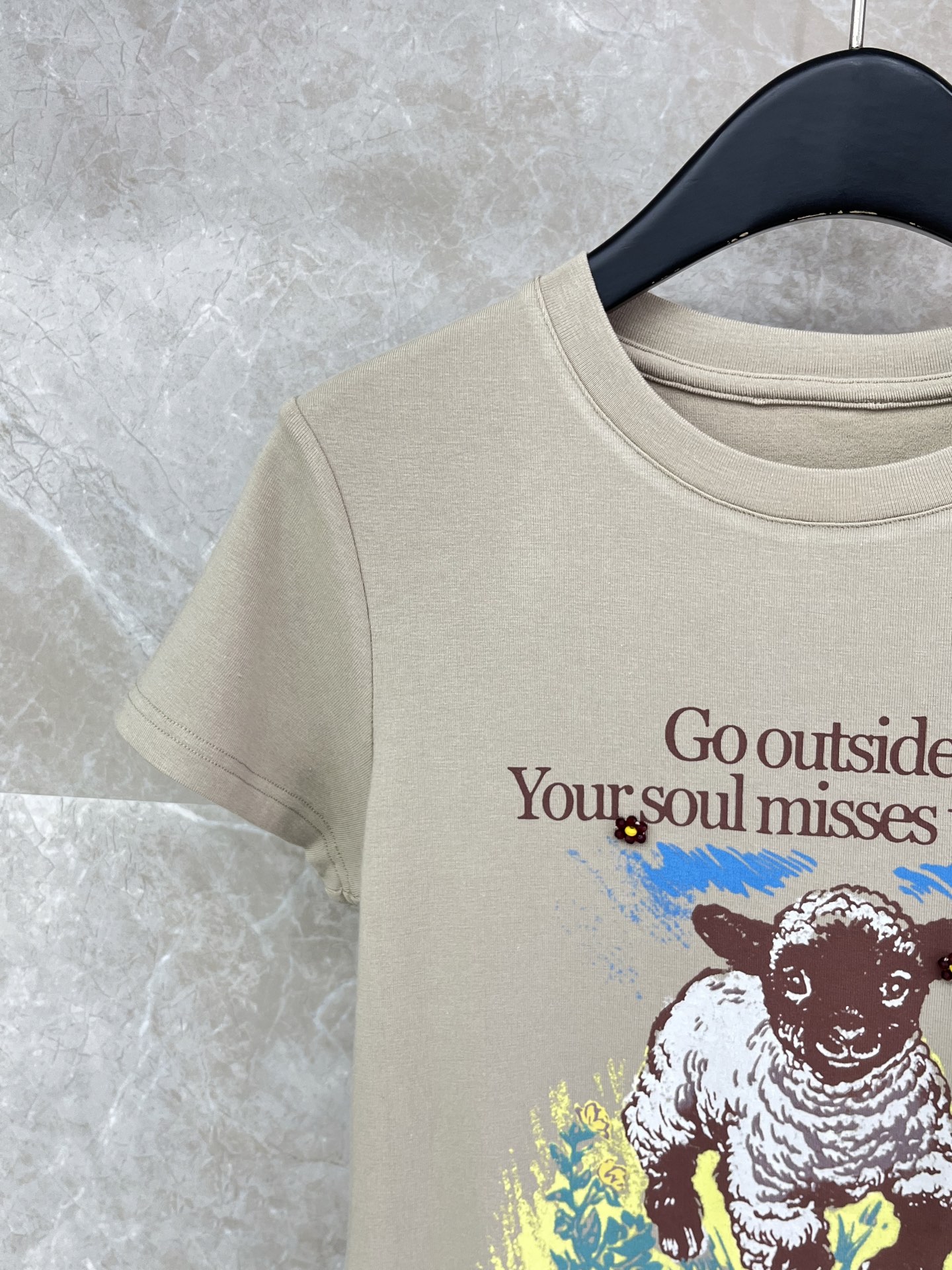 🛒𝐍𝐄𝐖 · 𝟐𝟎𝟐6/爆款现货【春夏上新】 设计师小众｜2026新款3D印花手工订珠工艺款弹力T恤高订