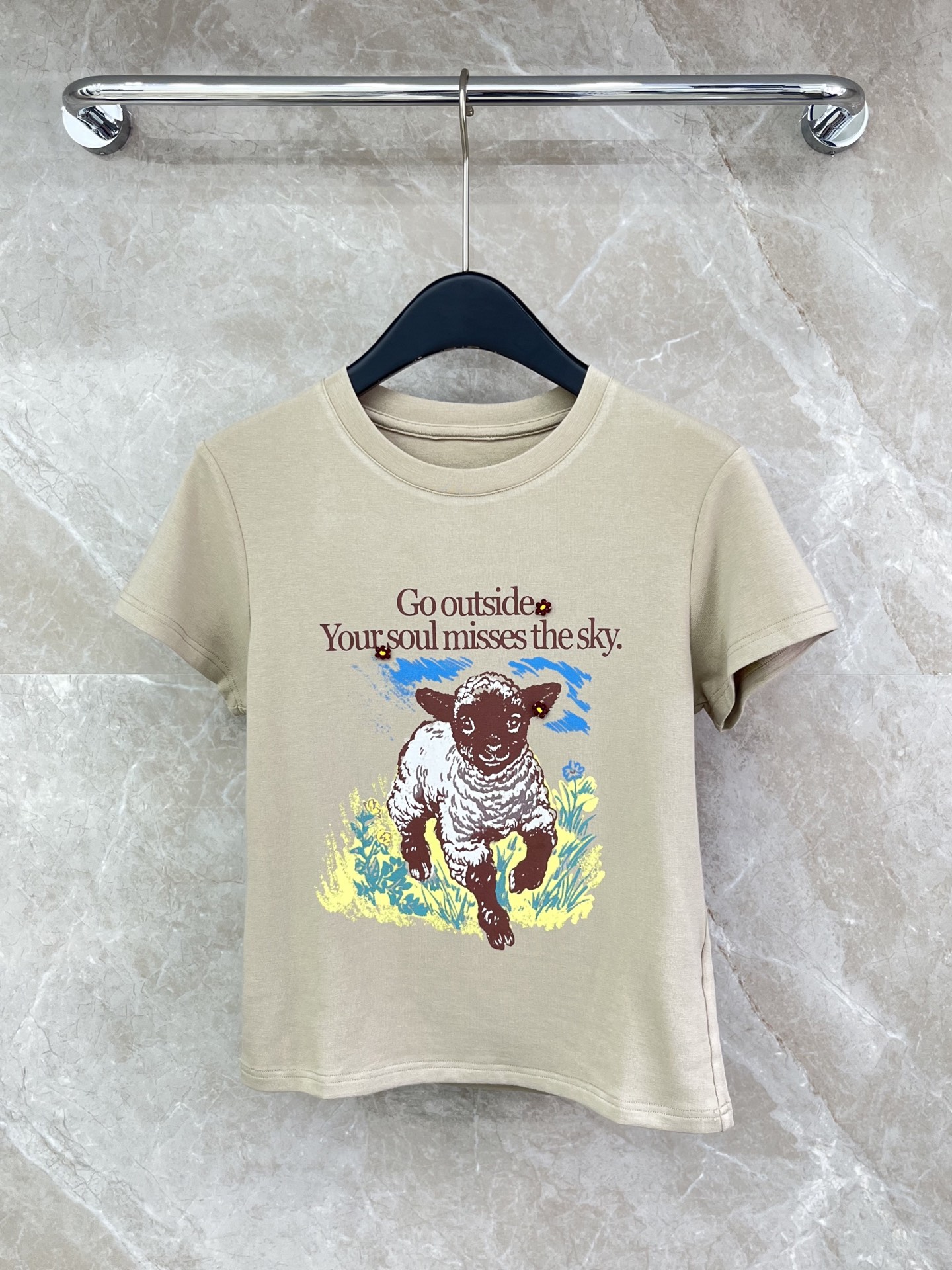 🛒𝐍𝐄𝐖 · 𝟐𝟎𝟐6/爆款现货【春夏上新】 设计师小众｜2026新款3D印花手工订珠工艺款弹力T恤高订