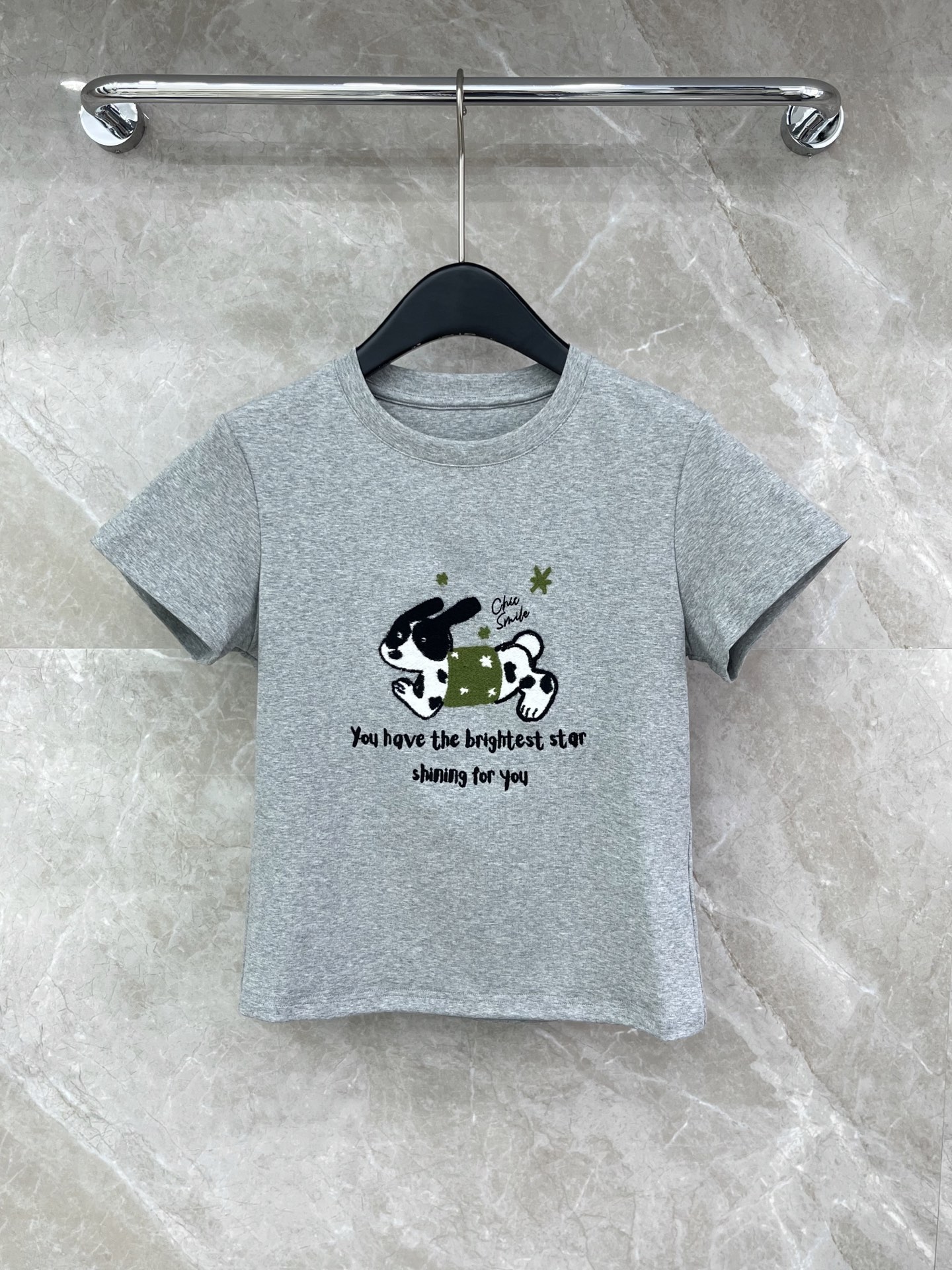 🛒𝐍𝐄𝐖 · 𝟐𝟎𝟐6/爆款现货【春夏上新】 设计师小众｜2026新款立体刺绣工艺款弹力T恤高订面料，百