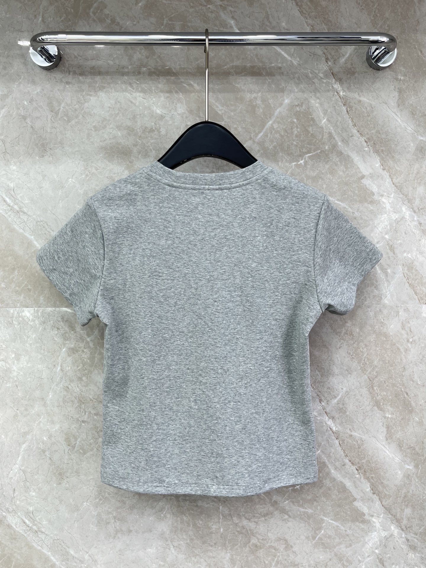 🛒𝐍𝐄𝐖 · 𝟐𝟎𝟐6/爆款现货【春夏上新】 设计师小众｜2026新款立体刺绣工艺款弹力T恤高订面料，百