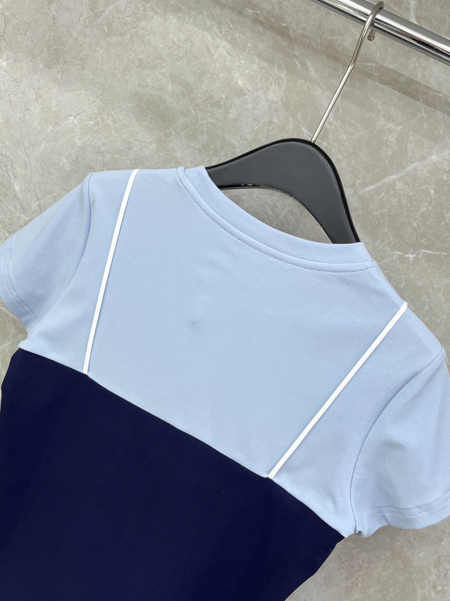 🛒𝐍𝐄𝐖 · 𝟐𝟎𝟐6/爆款现货【春夏上新】 设计师小众｜2026新款撞色拼接假两件工艺款弹力T恤高订面