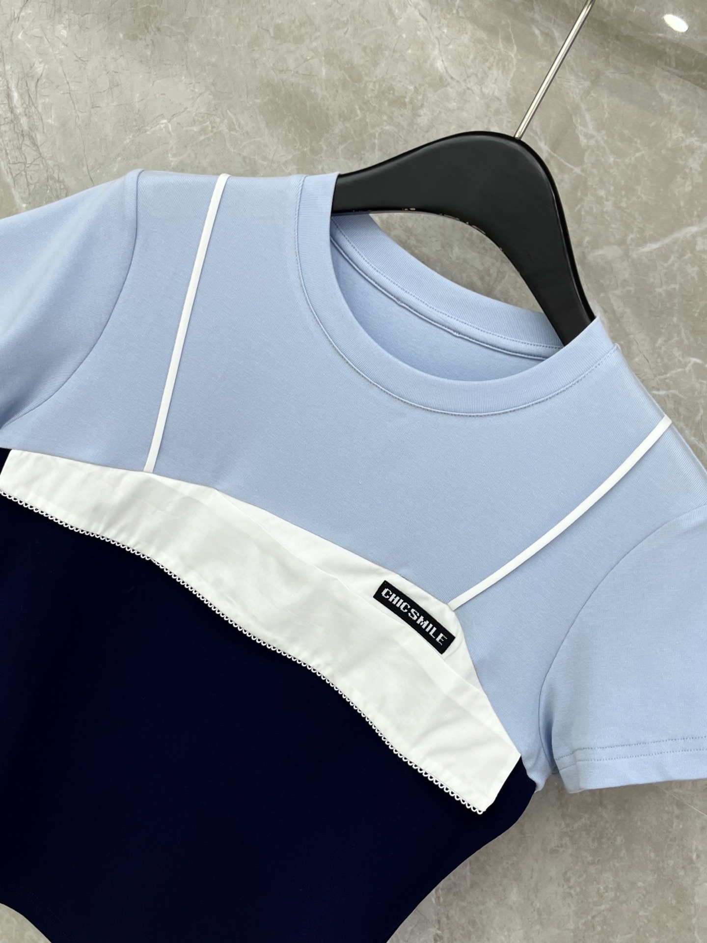 🛒𝐍𝐄𝐖 · 𝟐𝟎𝟐6/爆款现货【春夏上新】 设计师小众｜2026新款撞色拼接假两件工艺款弹力T恤高订面