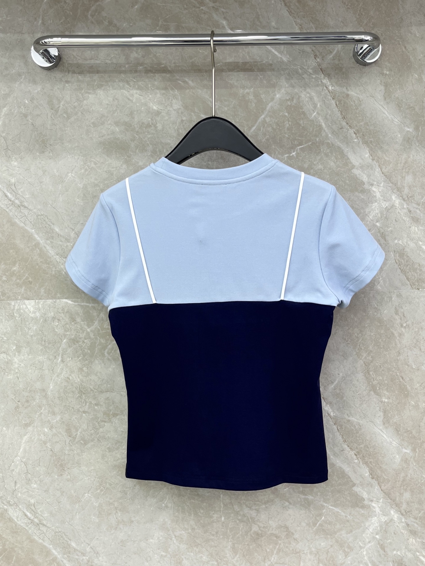 🛒𝐍𝐄𝐖 · 𝟐𝟎𝟐6/爆款现货【春夏上新】 设计师小众｜2026新款撞色拼接假两件工艺款弹力T恤高订面