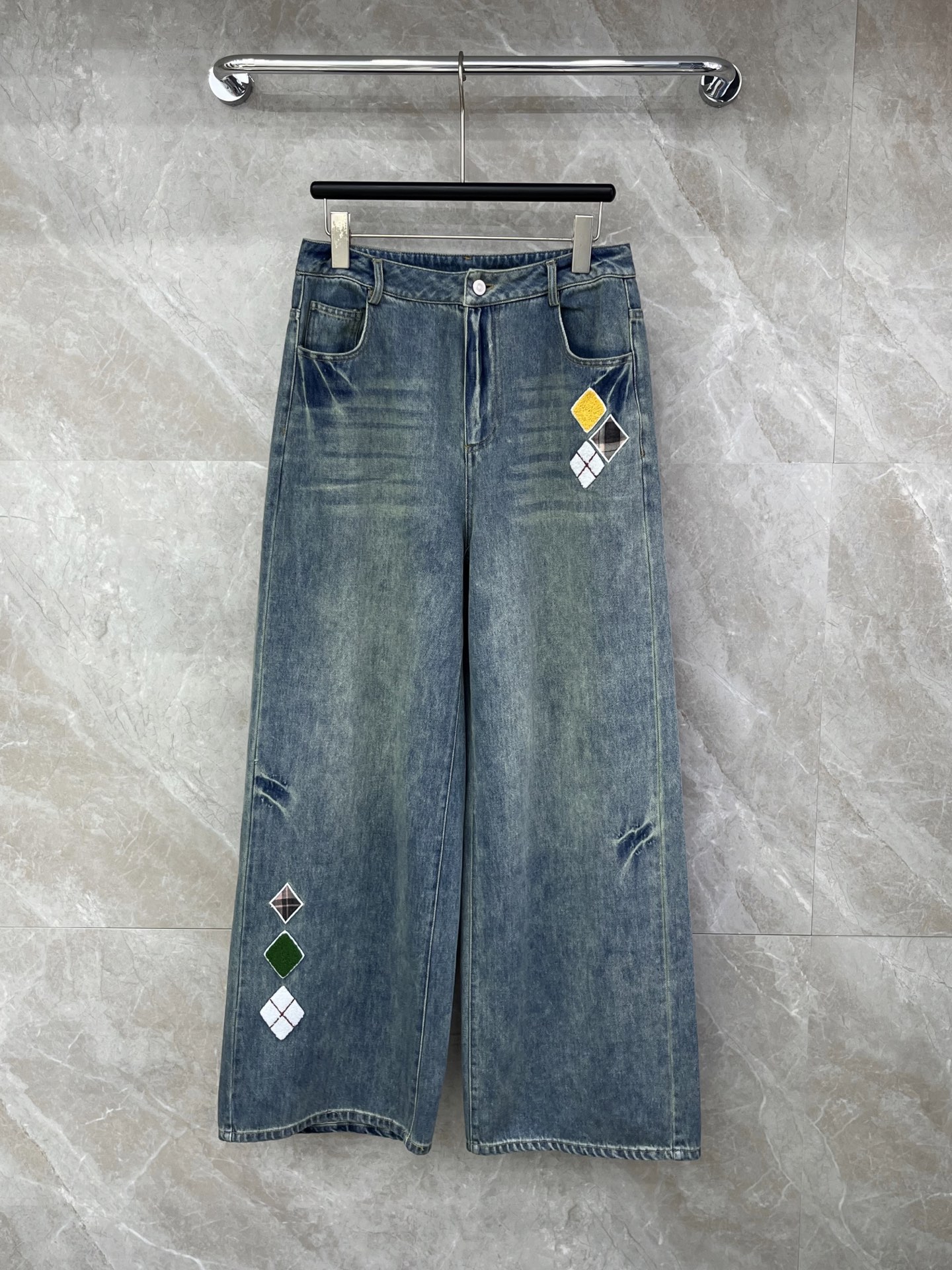 🛒𝐍𝐄𝐖 · 𝟐𝟎𝟐6/爆款现货【早春新款】设计师｜女神同款菱格植绒牛仔裤撞色图形设计，清新的色系 亲肤