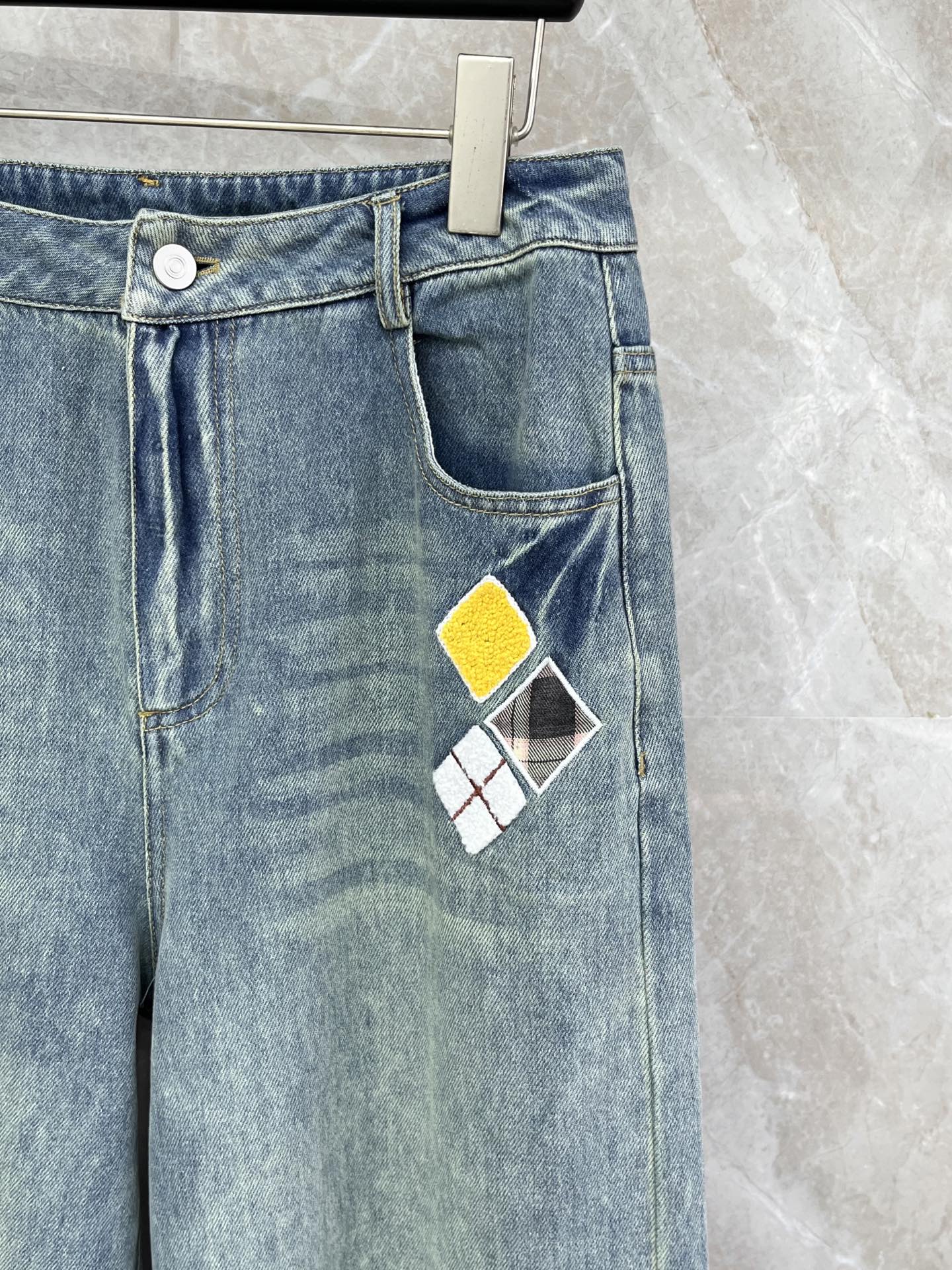 🛒𝐍𝐄𝐖 · 𝟐𝟎𝟐6/爆款现货【早春新款】设计师｜女神同款菱格植绒牛仔裤撞色图形设计，清新的色系 亲肤