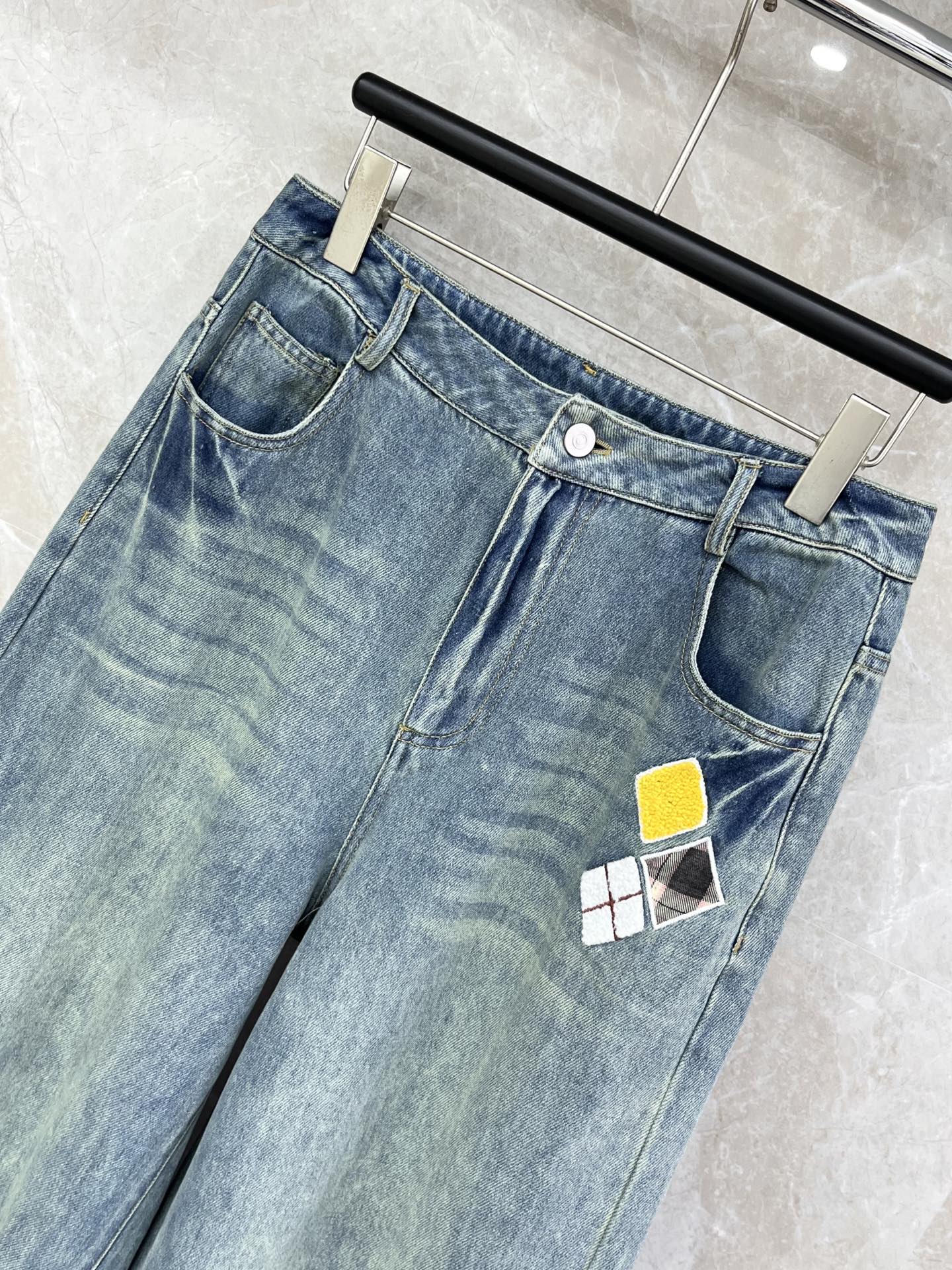 🛒𝐍𝐄𝐖 · 𝟐𝟎𝟐6/爆款现货【早春新款】设计师｜女神同款菱格植绒牛仔裤撞色图形设计，清新的色系 亲肤