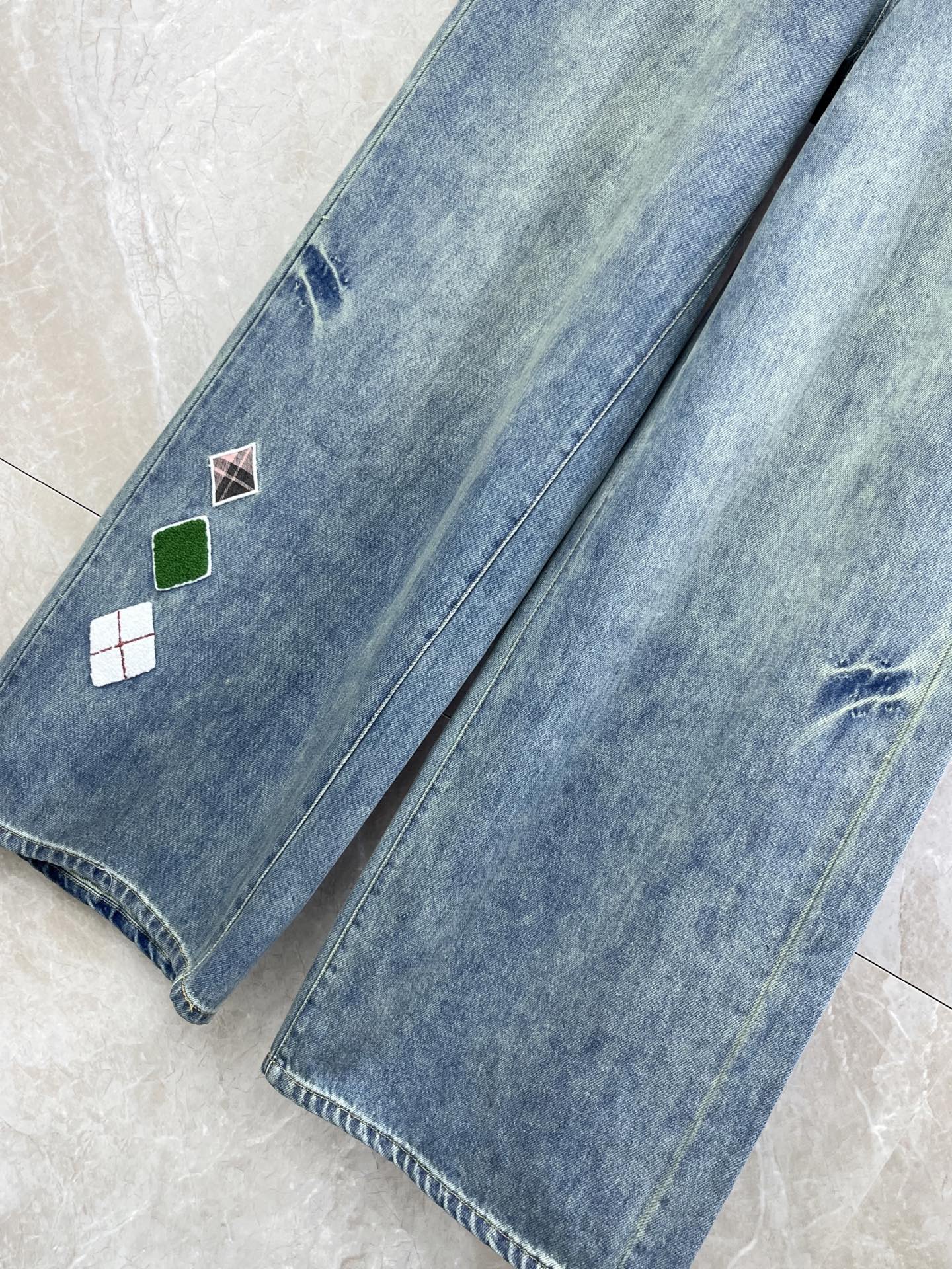 🛒𝐍𝐄𝐖 · 𝟐𝟎𝟐6/爆款现货【早春新款】设计师｜女神同款菱格植绒牛仔裤撞色图形设计，清新的色系 亲肤