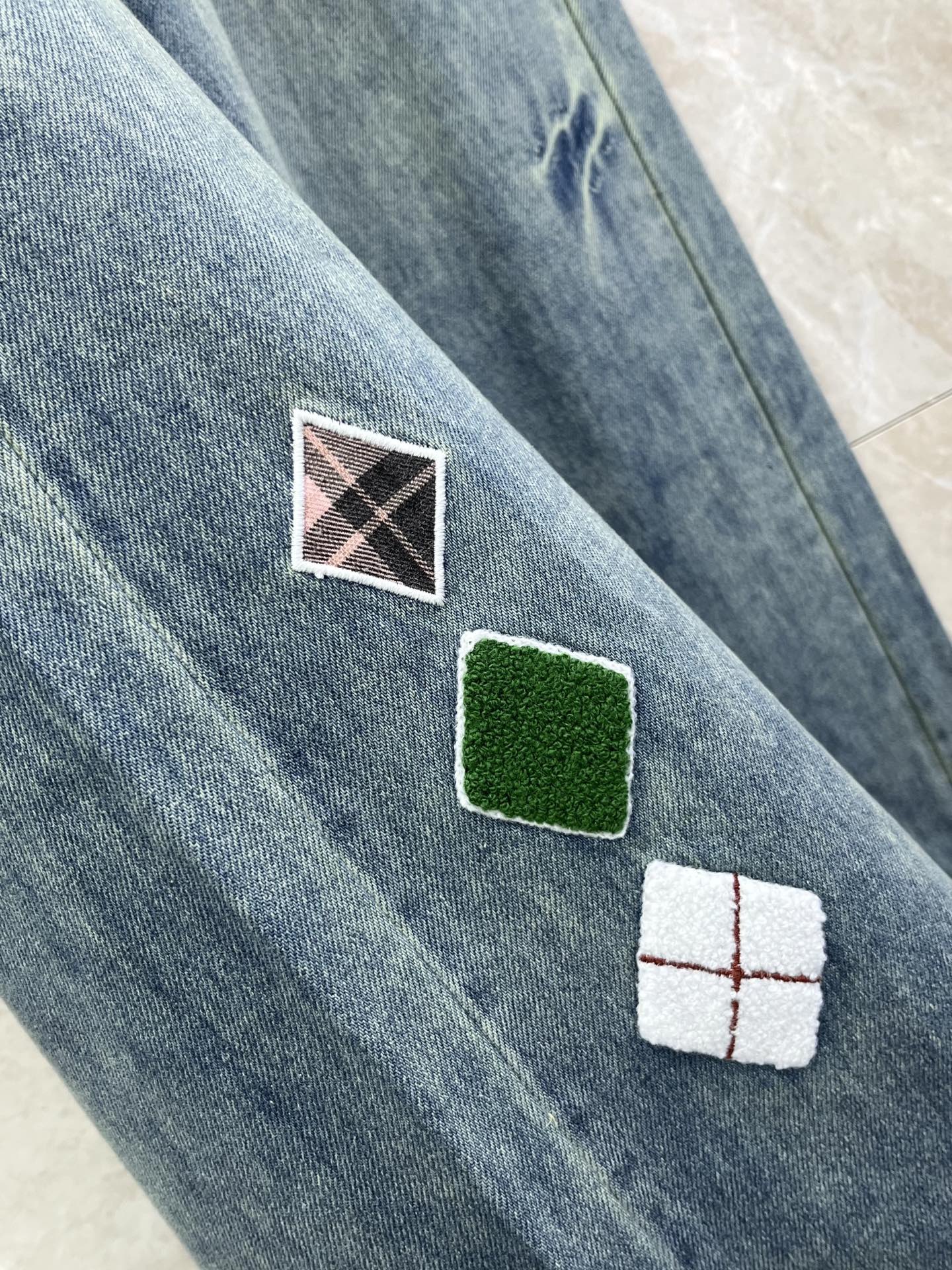 🛒𝐍𝐄𝐖 · 𝟐𝟎𝟐6/爆款现货【早春新款】设计师｜女神同款菱格植绒牛仔裤撞色图形设计，清新的色系 亲肤