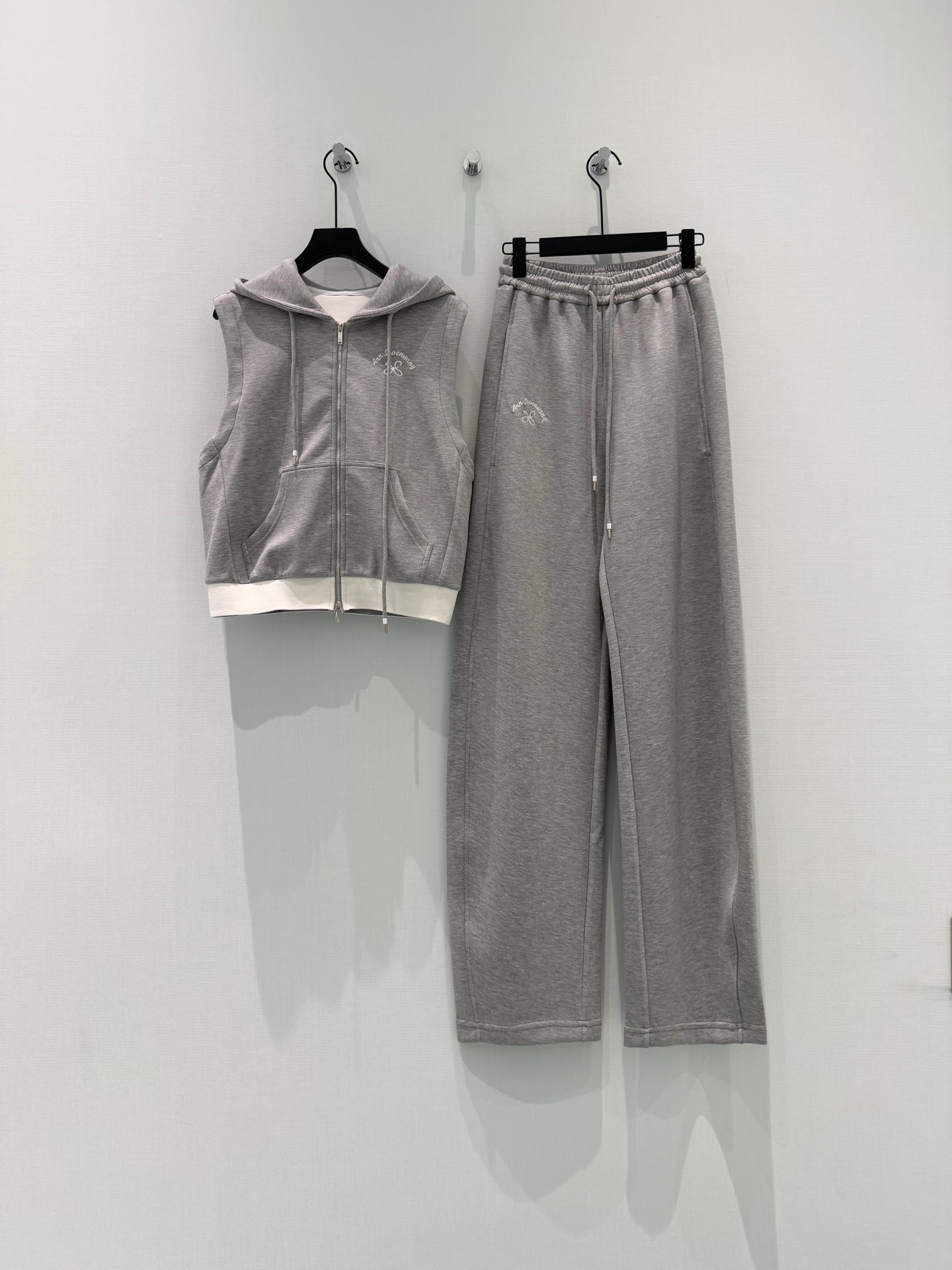 🛒𝐍𝐄𝐖 · 𝟐𝟎𝟐6/爆款现货设计师 原创｜26早春新品抽绳套装！高端定制拉链马甲外套，搭配松紧腰长裤