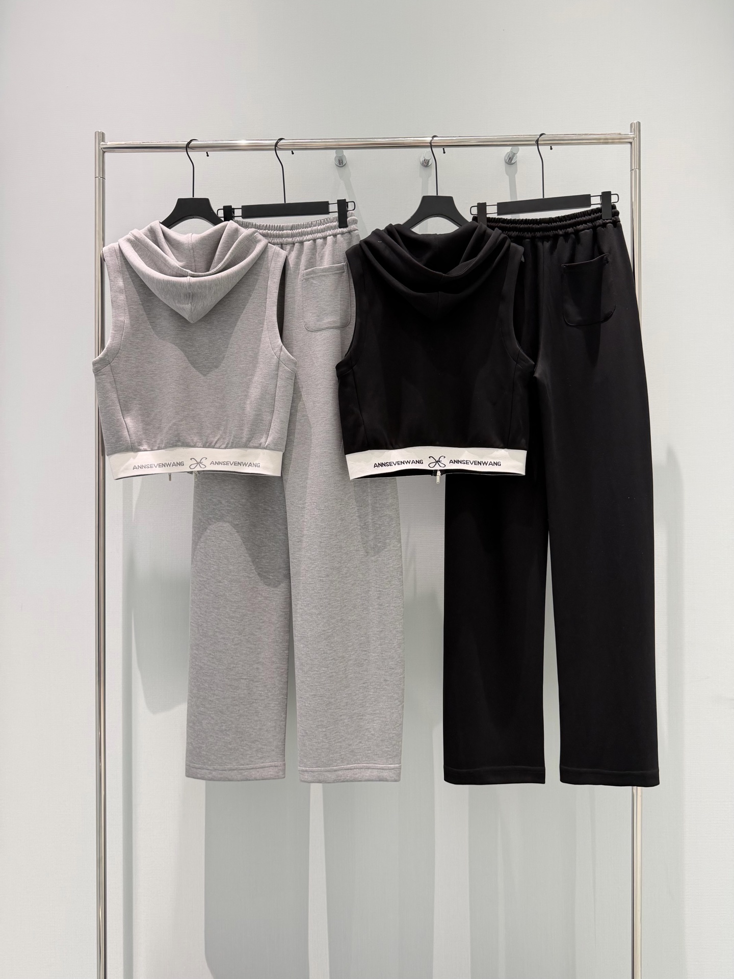 🛒𝐍𝐄𝐖 · 𝟐𝟎𝟐6/爆款现货设计师 原创｜26早春新品抽绳套装！高端定制拉链马甲外套，搭配松紧腰长裤