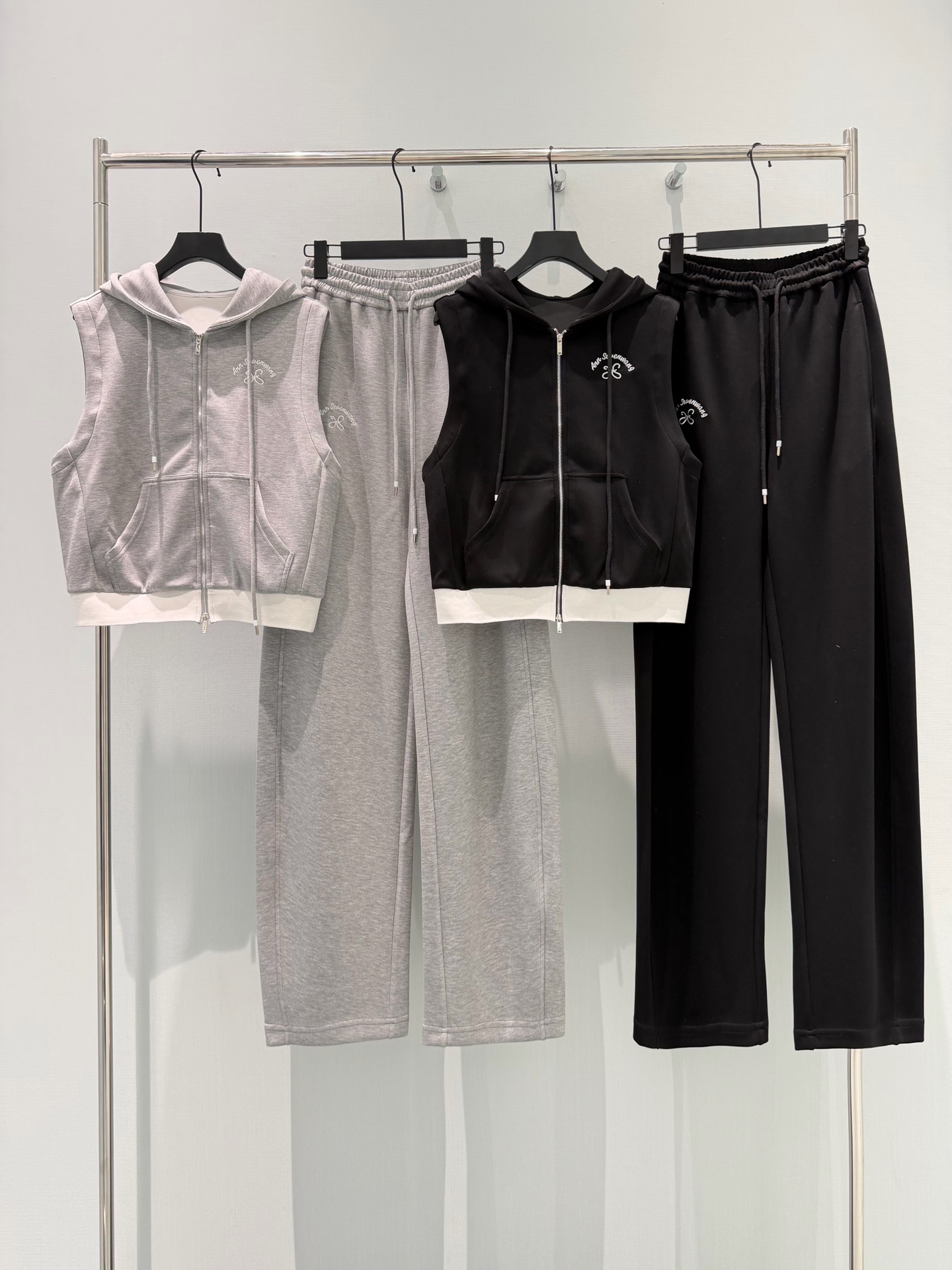 🛒𝐍𝐄𝐖 · 𝟐𝟎𝟐6/爆款现货设计师 原创｜26早春新品抽绳套装！高端定制拉链马甲外套，搭配松紧腰长裤