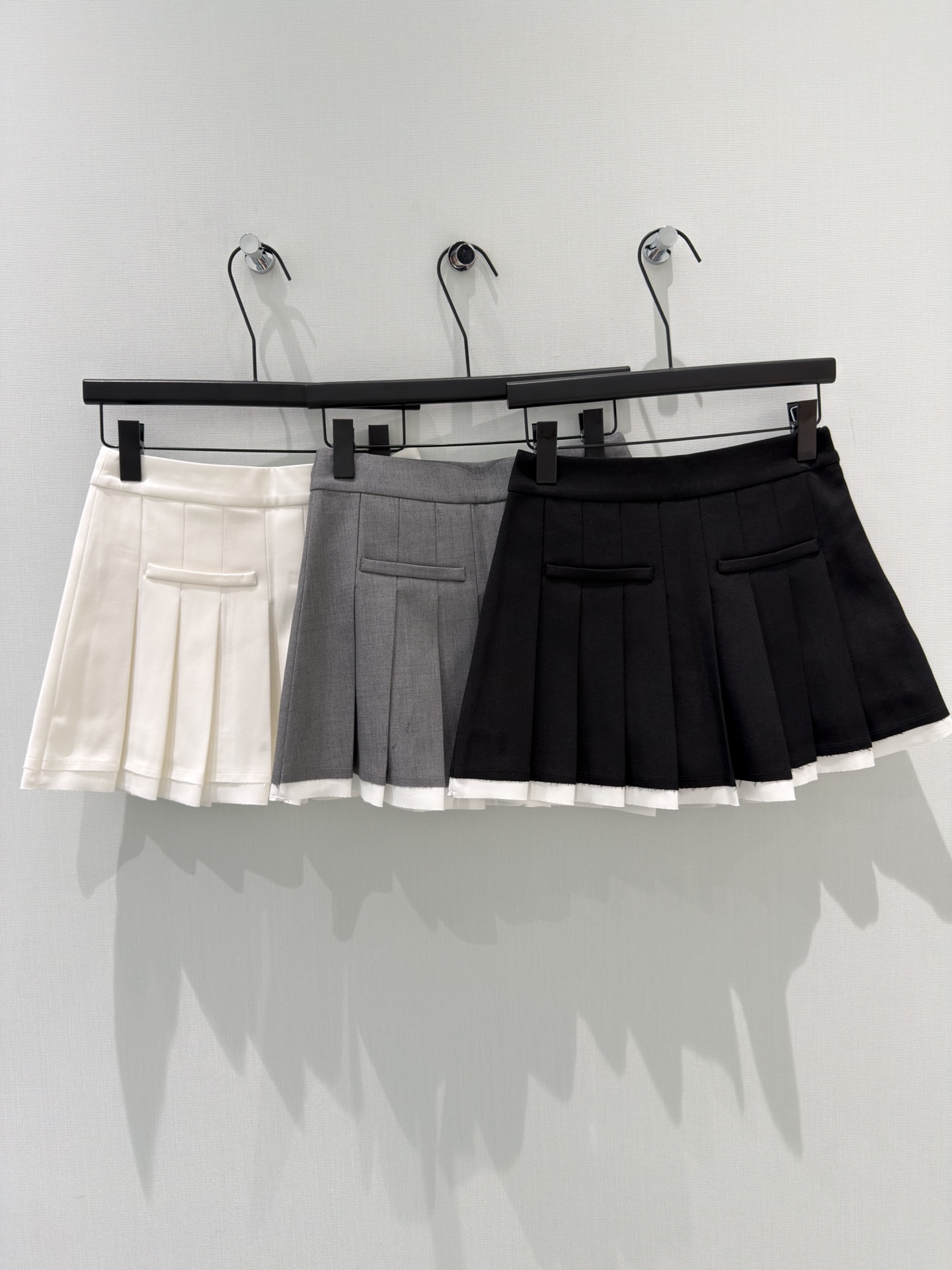 🛒𝐍𝐄𝐖 · 𝟐𝟎𝟐6/爆款现货【春夏上新】设计师｜26新款百褶短半裙爆单系列款 气质女神必入 定制皮牌