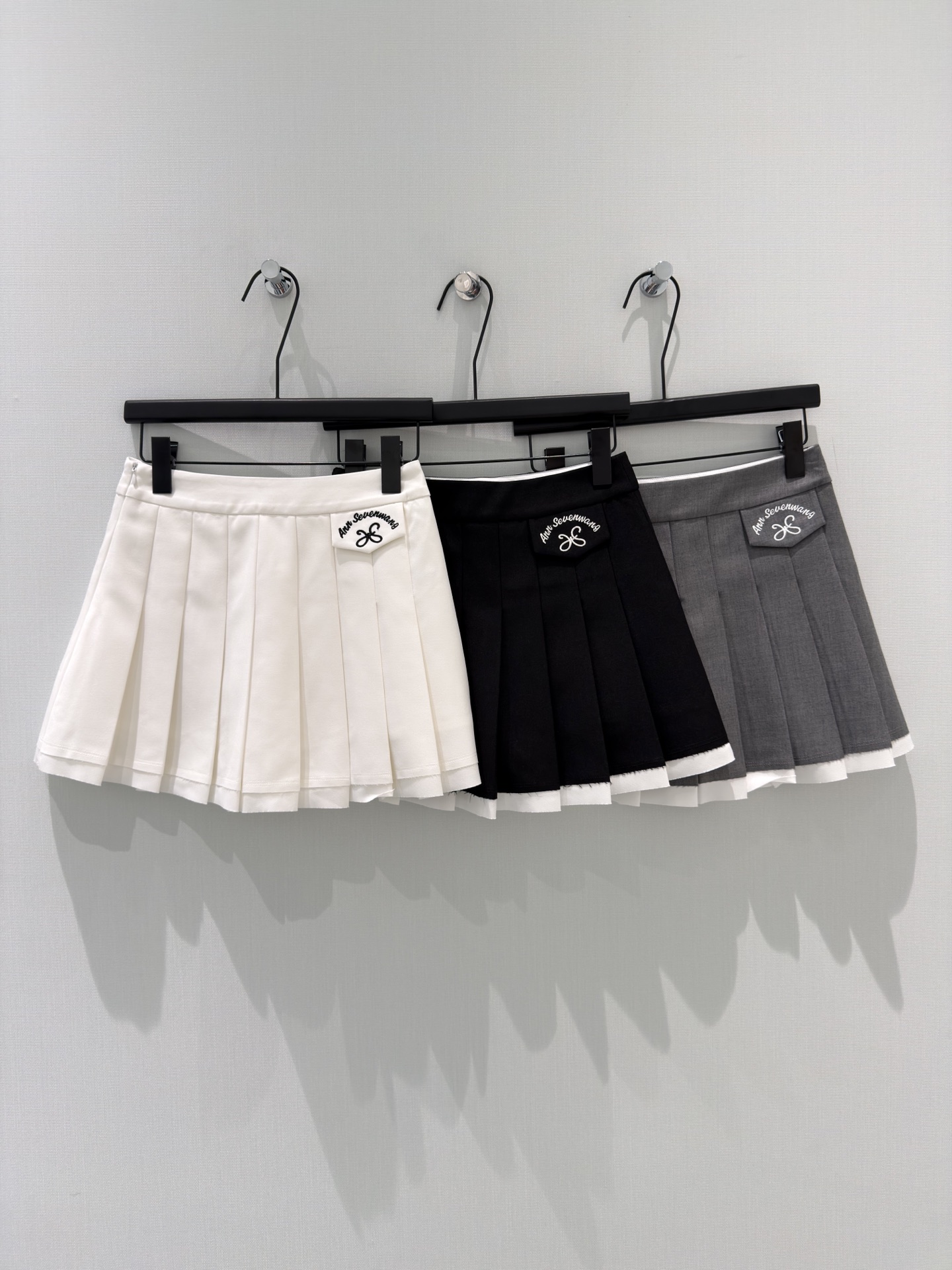 🛒𝐍𝐄𝐖 · 𝟐𝟎𝟐6/爆款现货【春夏上新】设计师｜26新款百褶短半裙爆单系列款 气质女神必入 定制皮牌